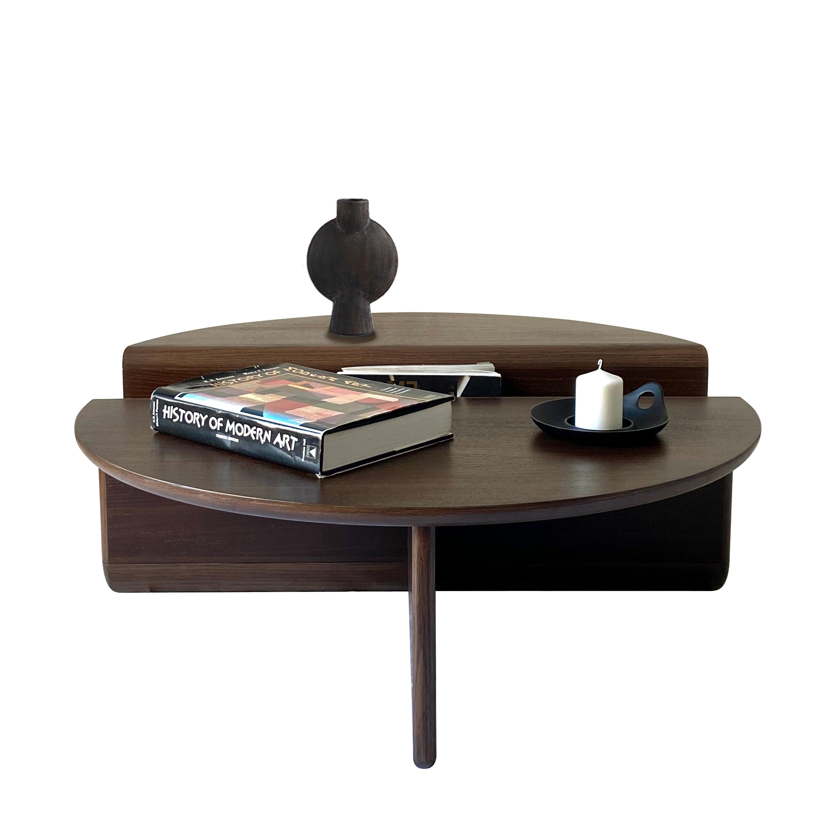 Minimaliste Table basse Kanyon ronde sculpturale et minimaliste contemporaine en chêne fumé en vente