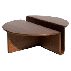 Table basse Kanyon, table basse ronde sculpturale et minimaliste contemporaine en noyer