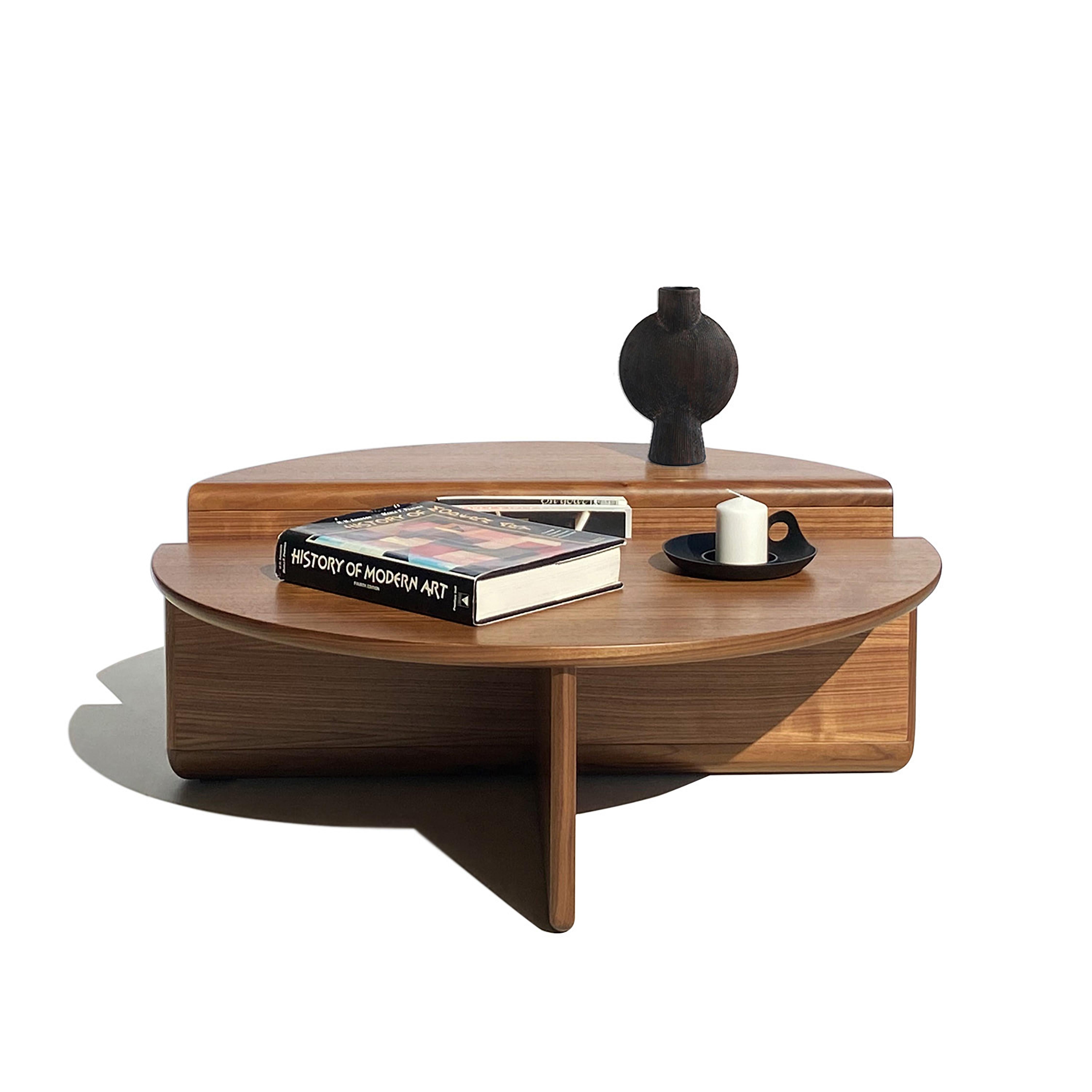 Minimaliste Table basse Kanyon contemporaine sculpturale ronde en bois de noyer, en stock en vente