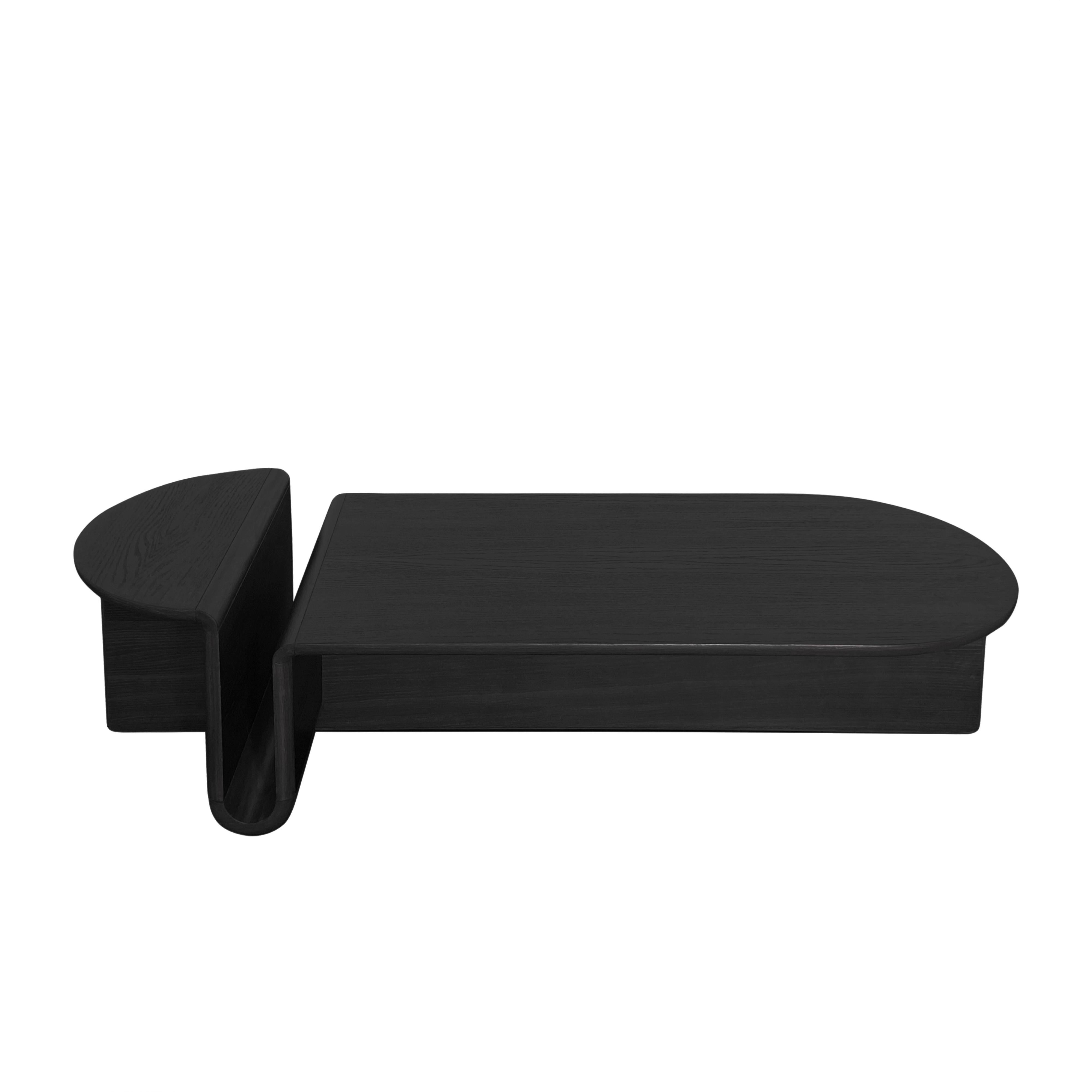 Fait main Table basse Kanyon ovale contemporaine sculpturale minimaliste en bois de chêne noir en vente