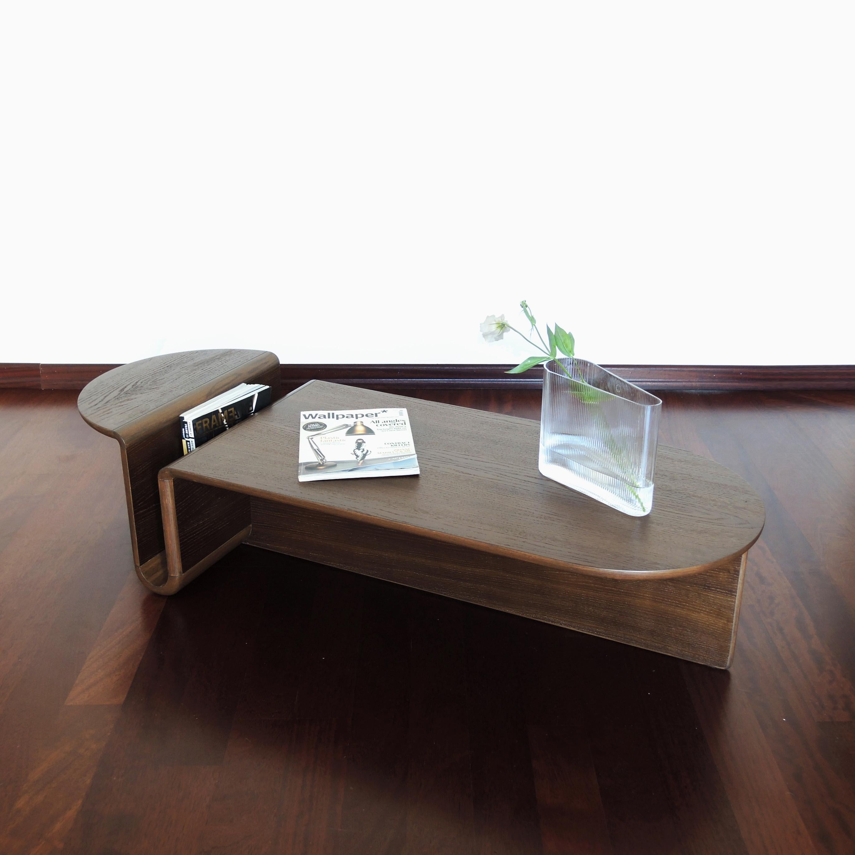Fait main Kanyon Coffee Table, Oval, Contemporary Sculptural Minimalist Wooden Smoked Oak (table basse contemporaine minimaliste en bois) en vente