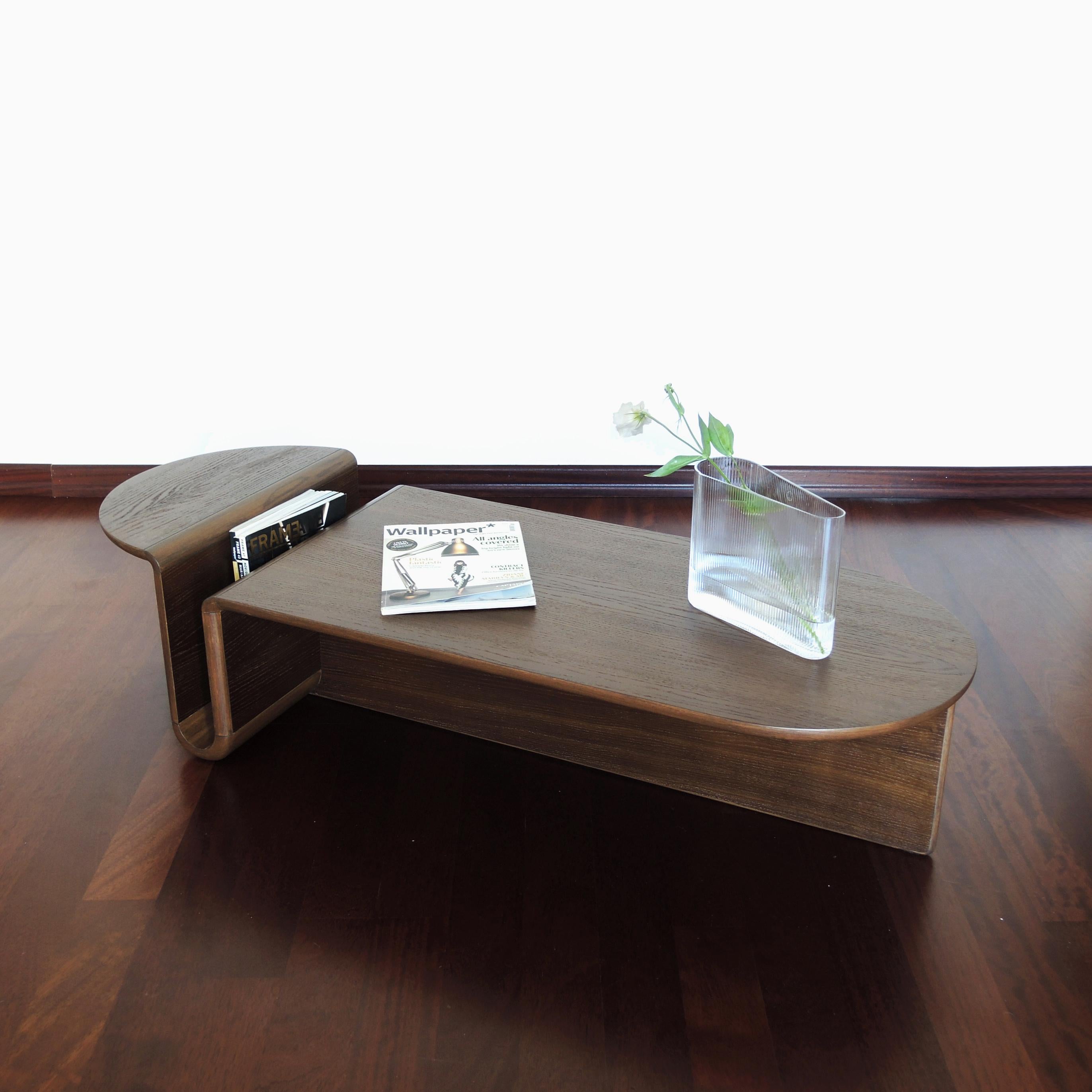 Kanyon Couchtisch, oval, Contemporary Sculptural Minimalist Wooden Smoked Oak (Türkisch) im Angebot