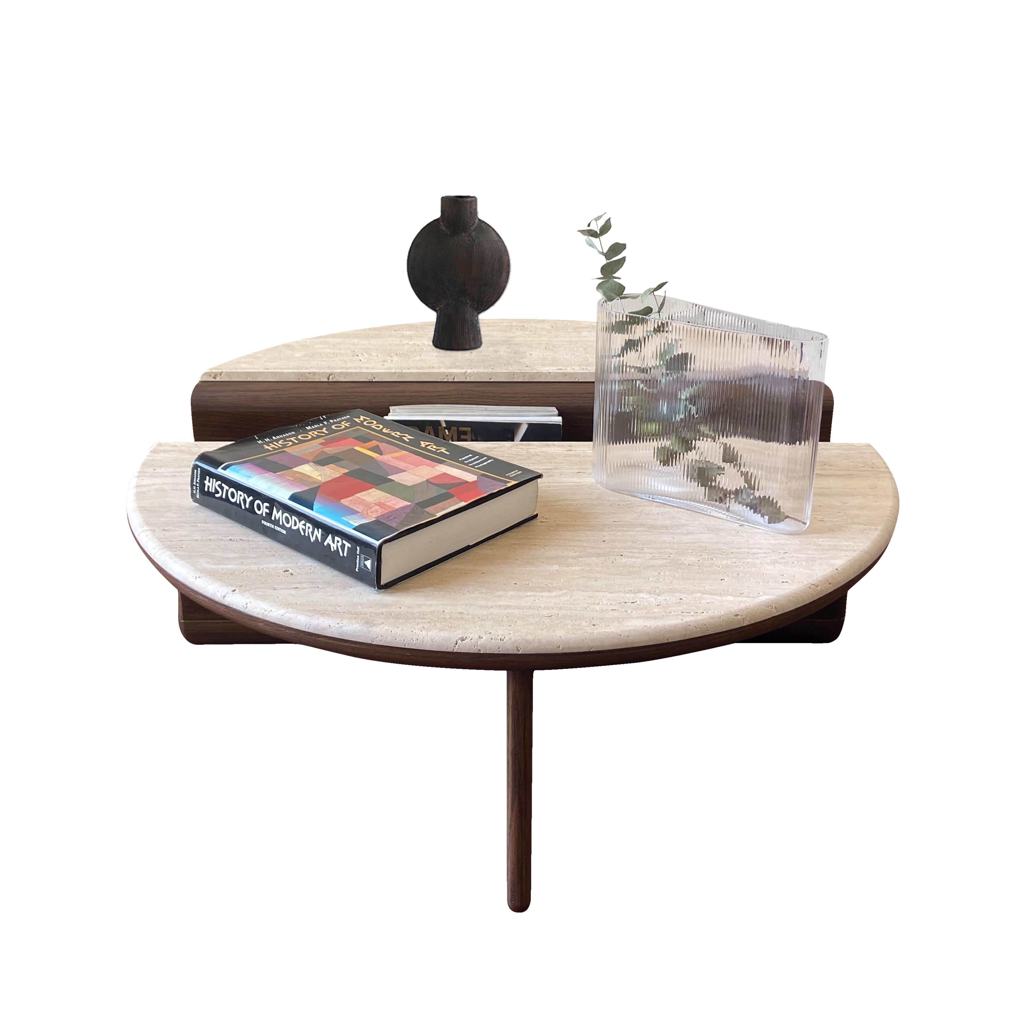 Minimaliste Table basse Kanyon avec travertin, sculpturale contemporaine en chêne fumé rond en vente