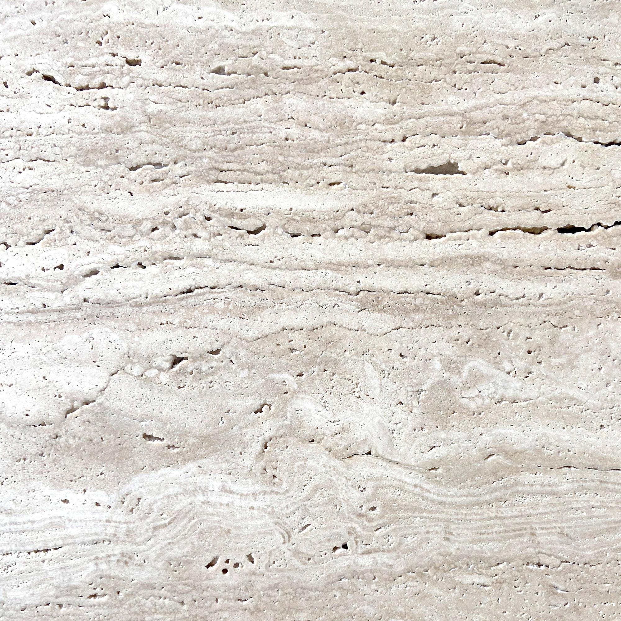 Table basse ovale en chêne et travertin par Studio Kali Neuf - En vente à Geneve, CH