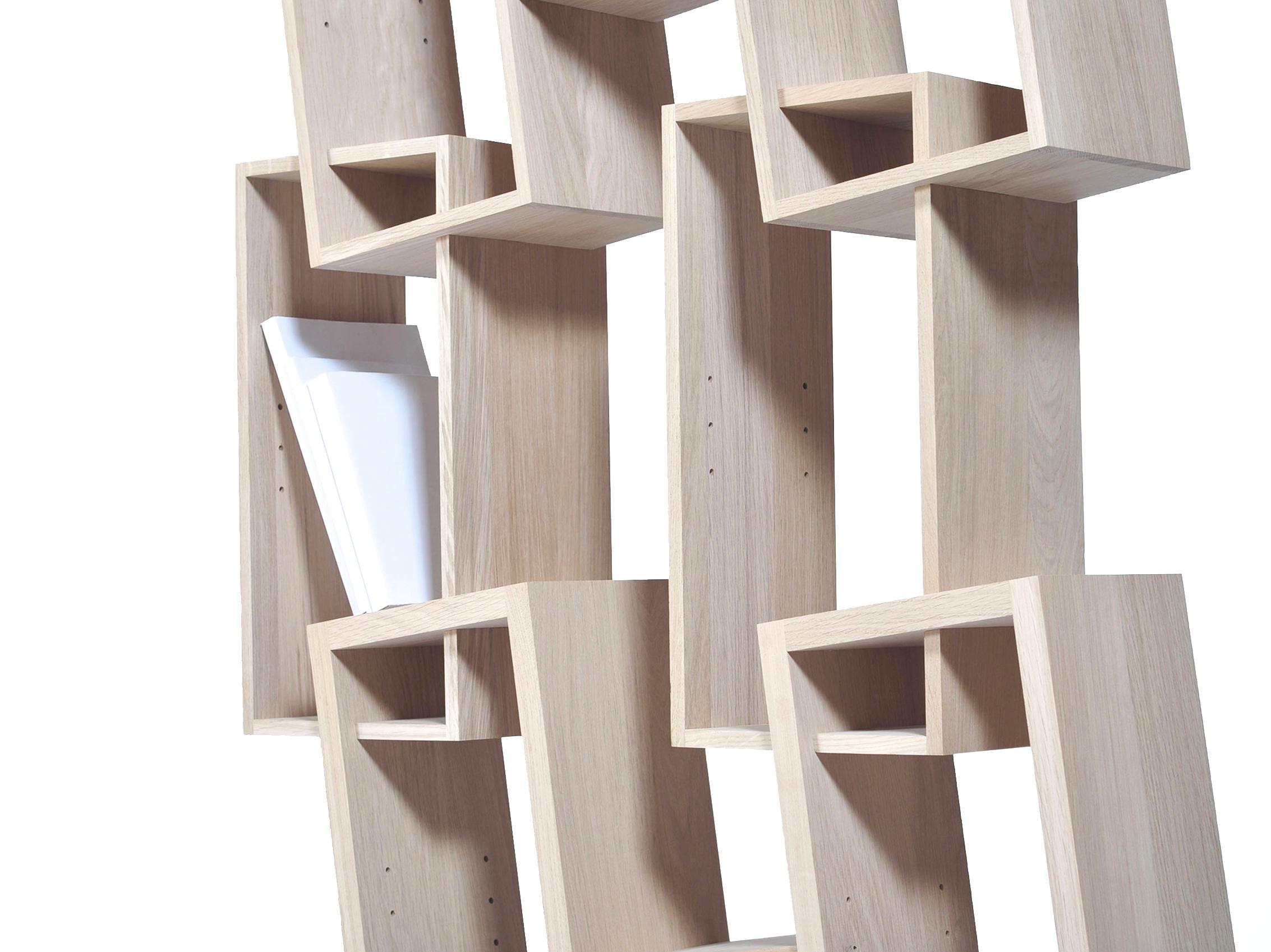 Das grafische, skulpturale Bücherregal Kao Triple bringt Bücher und Artefakte zum Vorschein. Jeder Schrank kann mit einem verstellbaren Glasboden ausgestattet werden.

100% massive Eiche aus nachhaltiger französischer Forstwirtschaft. Wird