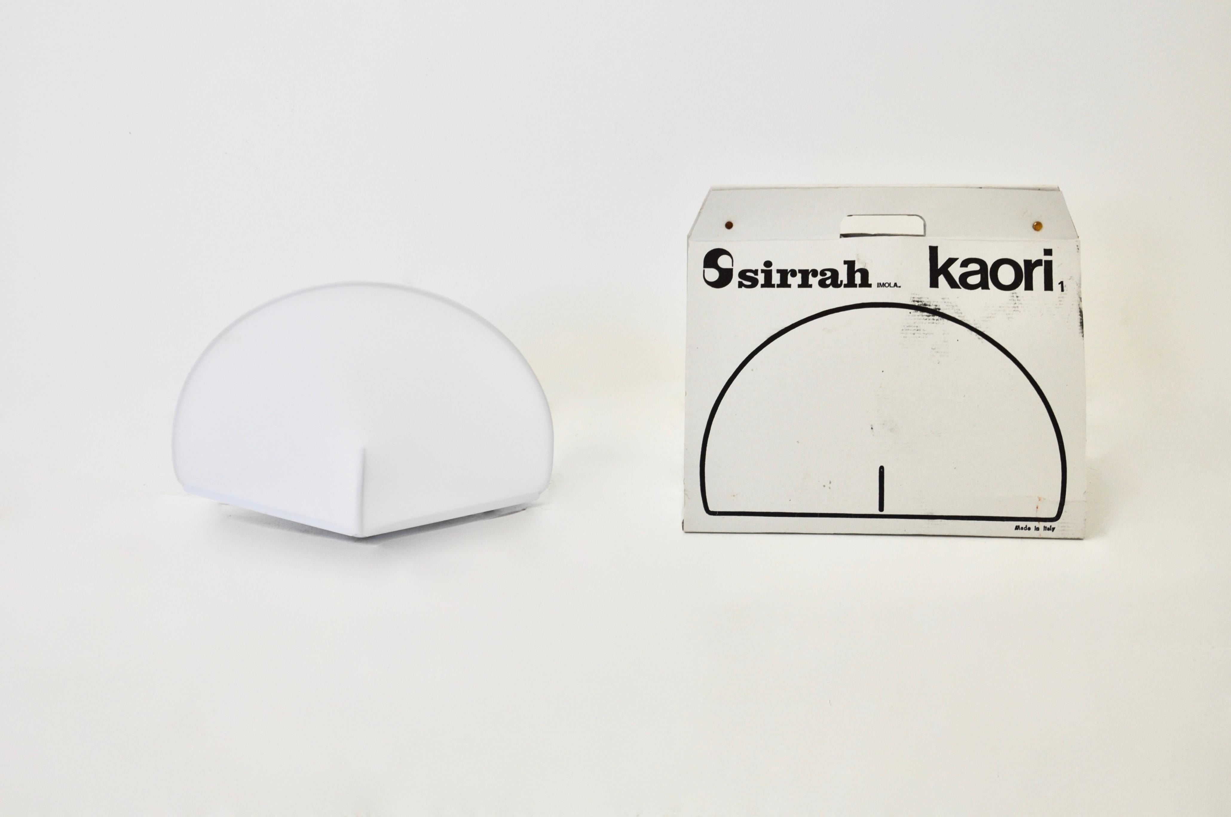 Lamp In white fabric. Can be used as a table lamp or wall lamp with the hook on the back. Original box included.