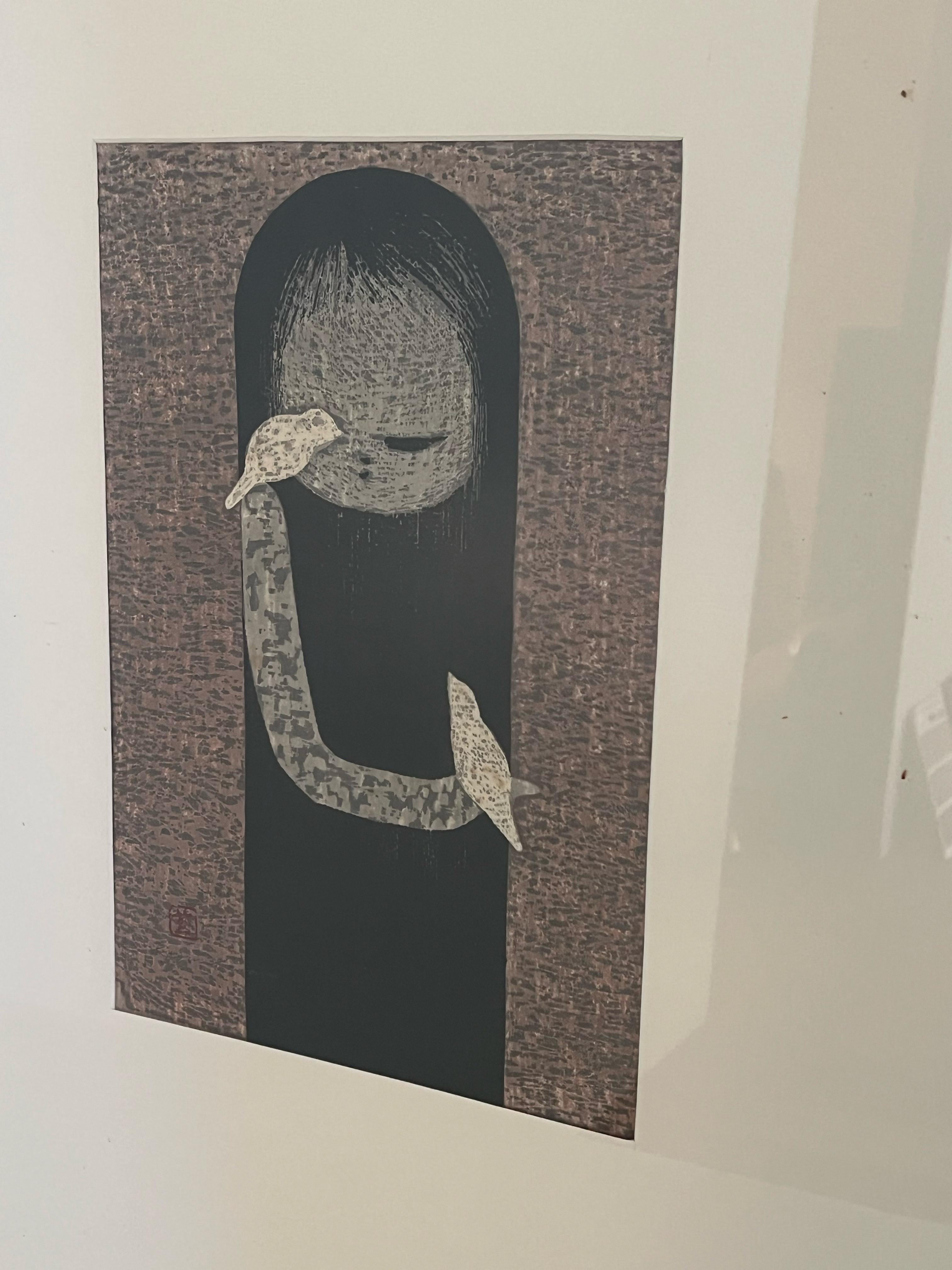 Kaoru Kawano Japanischer Holzschnitt Ikonischer Druck Mädchen mit Vogel MCM Gerahmt (Moderne der Mitte des Jahrhunderts) im Angebot