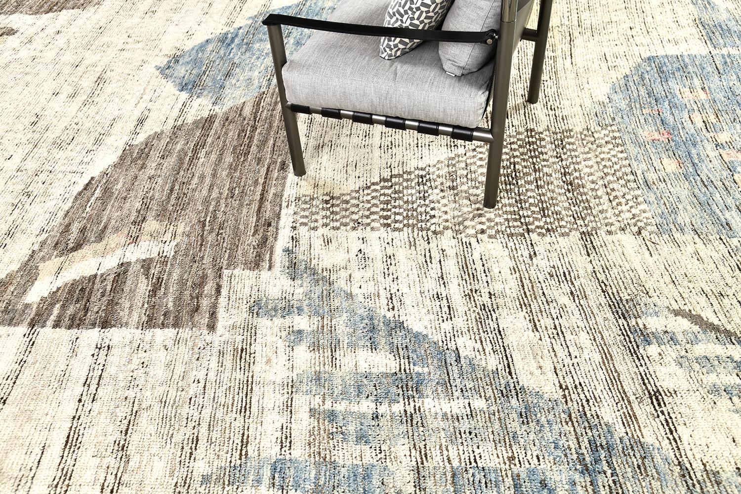 'Kaouki' is made of luxurious wool and is made of timeless design elements. Its weaving of natural earth tones with vibrant colors and unique design patterns and shapes is what makes the Atlas Collection so unique and sought after. Mehraban's Atlas