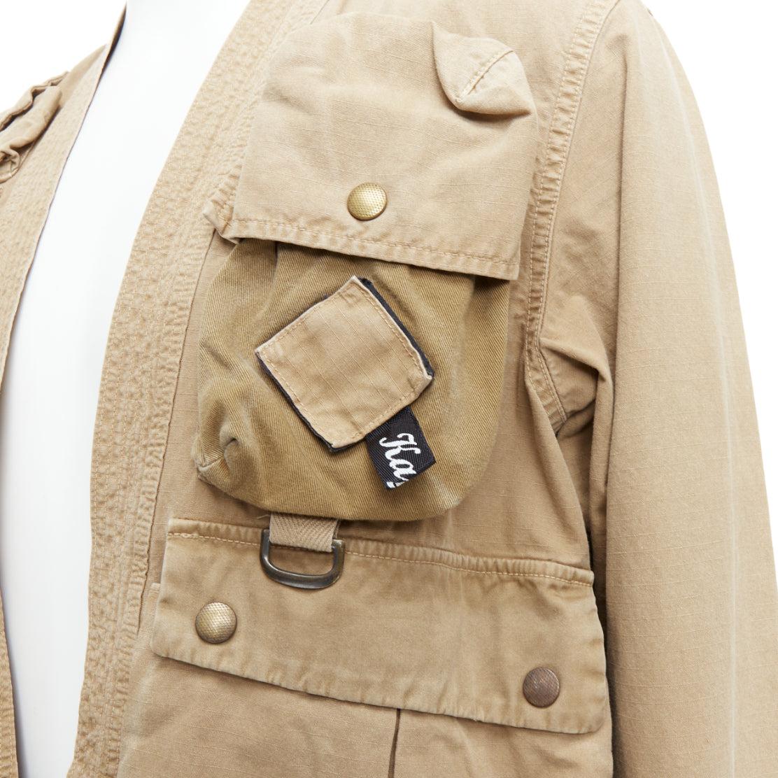 KAPITAL 2022 beige cotton multi cargo pocket kimono jacket JP4 XL
Reference: TGAS/E00376
Brand: Kapital
Collection: AW 2022
Material: Cotton
Color: Beige
Pattern: Solid
Extra Details: Logo tab at left pocket.
Made in: Japan

CONDITION:
Condition: