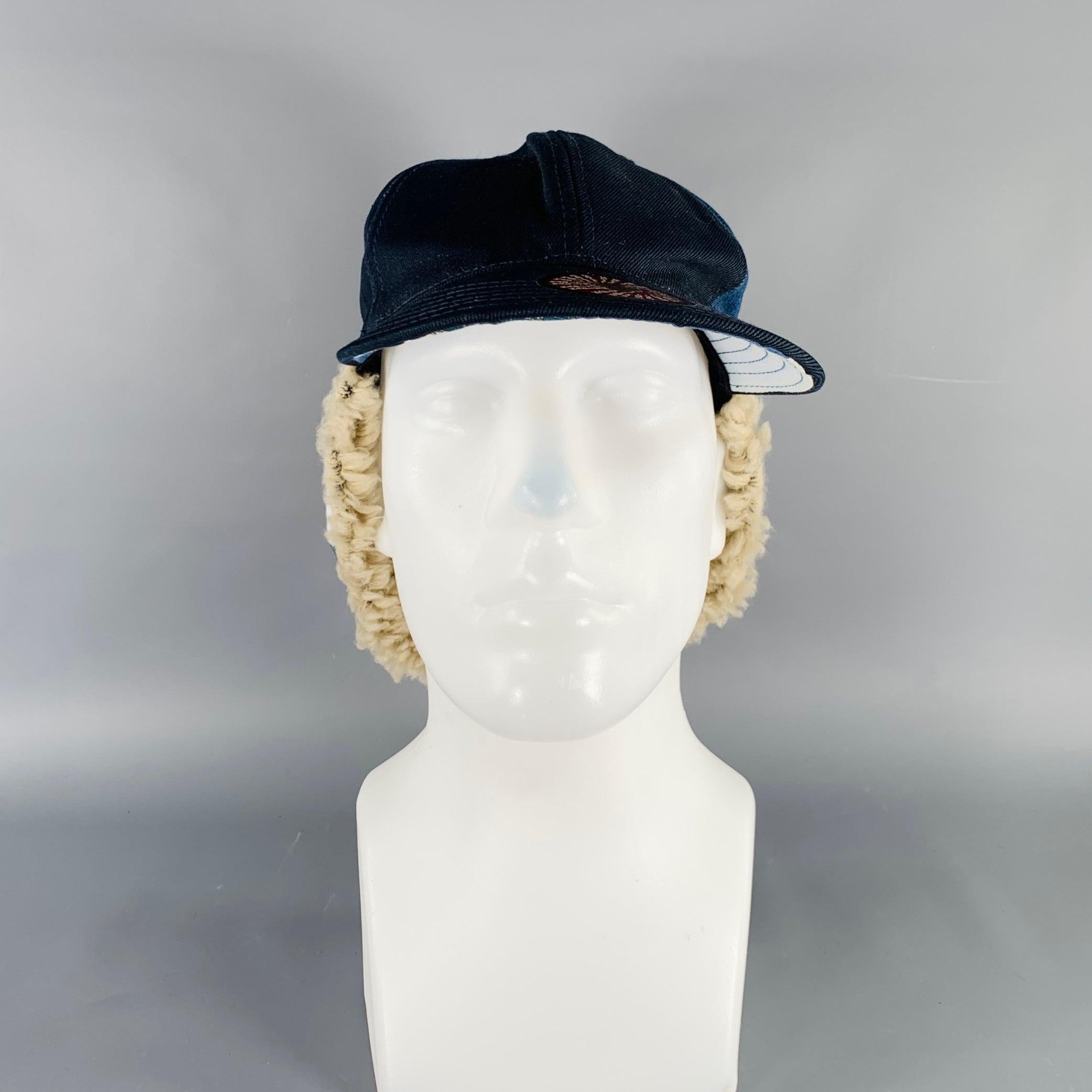 Gorra KAPITAL de algodón índigo, estilo gorra de béisbol, con canesú de imitación de piel de oveja (que puede llevarse levantado) y detalles de patchwork en el ala y el canesú. Made in Japan. Muy buen estado de conservación. Marcas en la frente