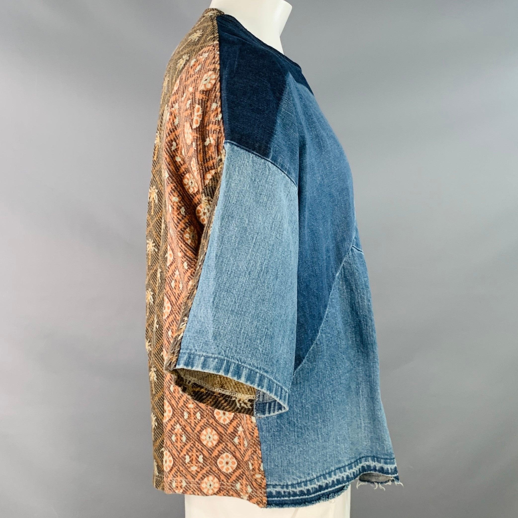 Camiseta KAPITAL
en tejido vaquero azul de mezcla de algodón, con un diseño de patchwork en la parte delantera, motivos de punto mixto marrón en la espalda y cuello redondo. Made in Japan. Buen estado de conservación. Marcas en la parte delantera.