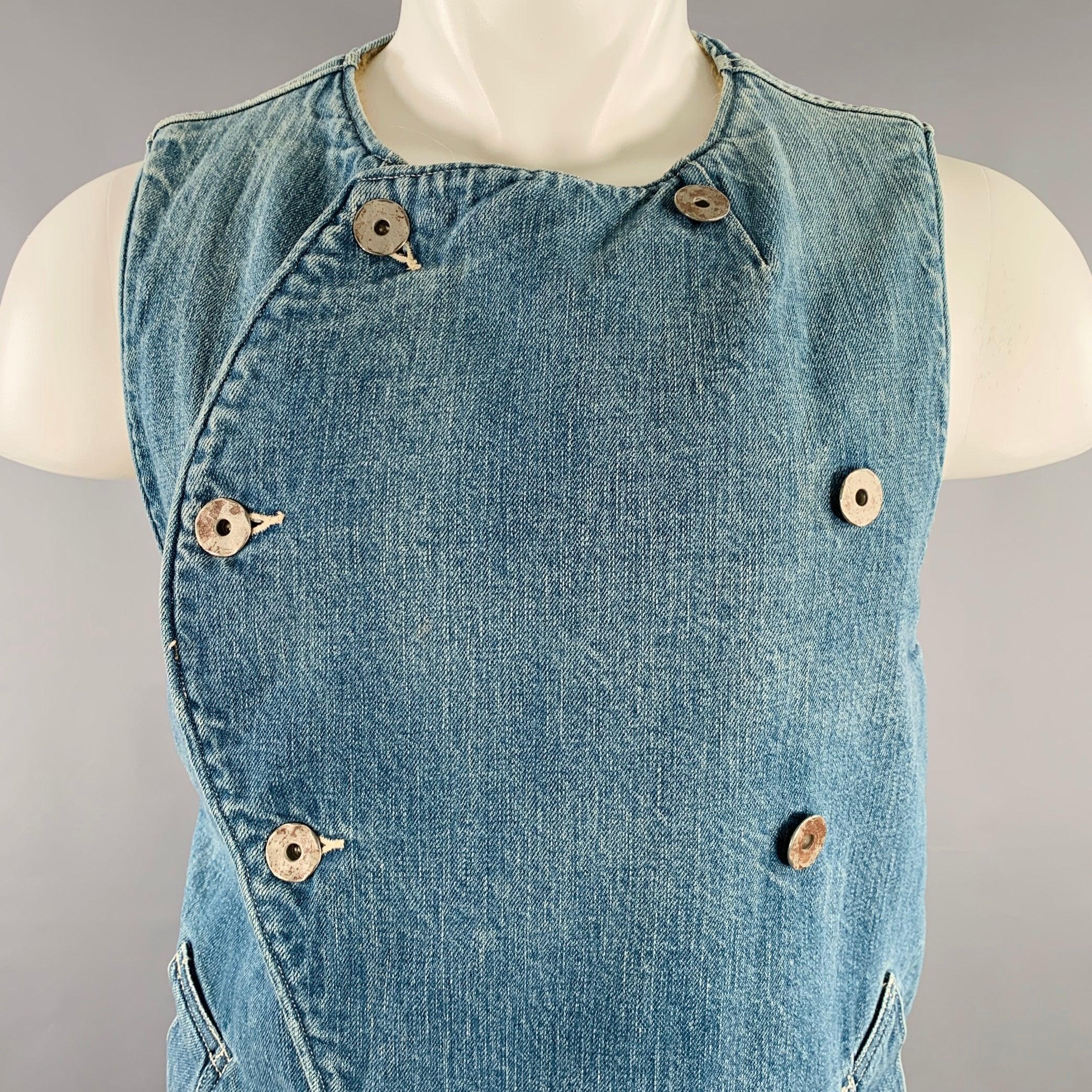 KAPITAL vest
in an indigo wash denim featuring a double breasted style, cozy lining, and asymmetrical button closure. Made in Japan.Excellent Pre-Owned Condition. 

Marked:   JP 3 

Measurements: 
 
Shoulder: 14 inches Chest: 42 inches Length: 25.5