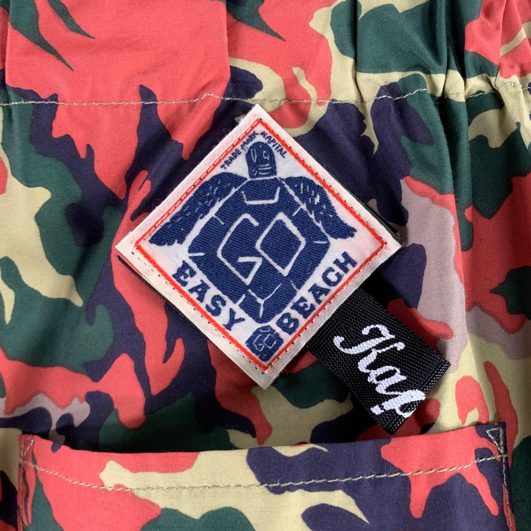 KAPITAL -Easy Beach Go- Pantalon casual camo multicolore en polyester, taille M Excellent état - En vente à San Francisco, CA