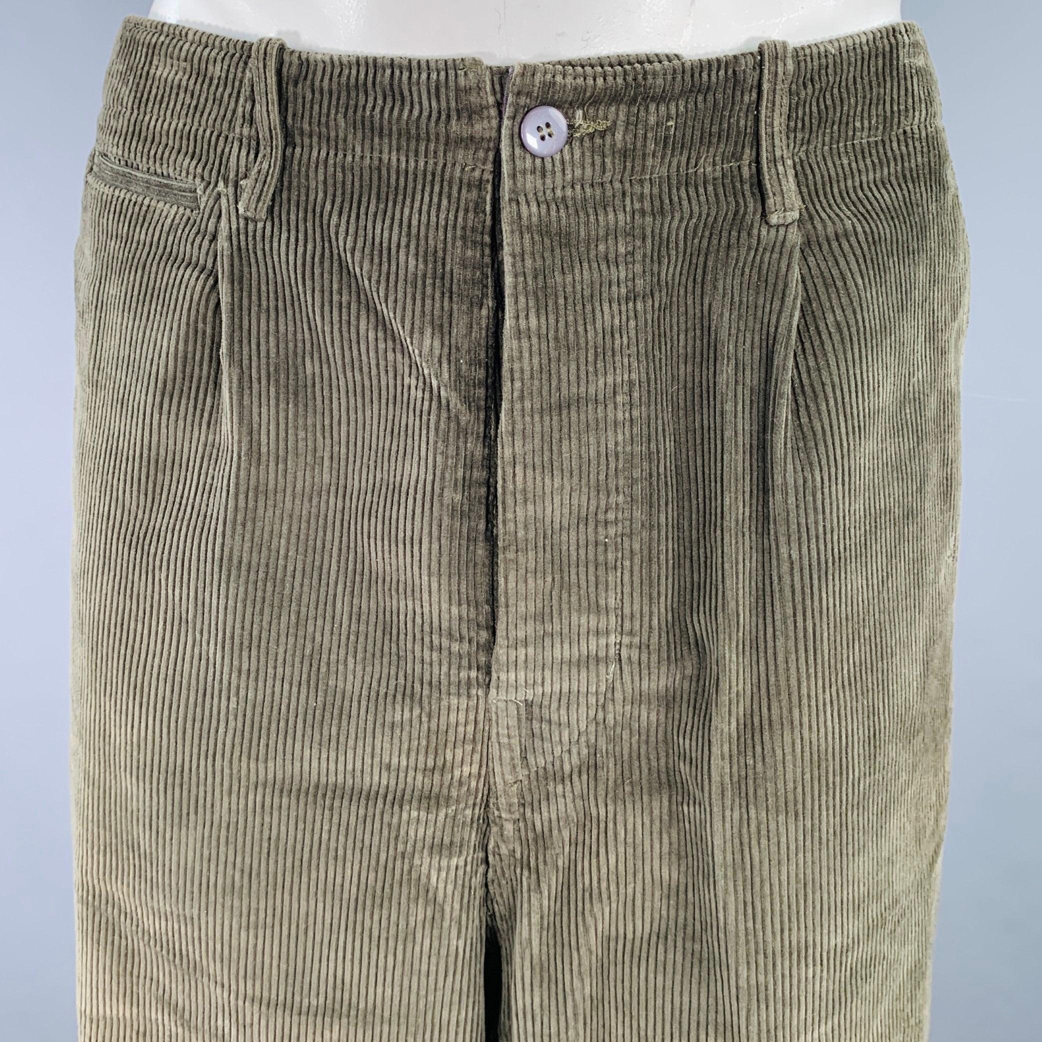 Pantalones de vestir KAPITAL
de pana de algodón verde oliva, con pliegues, pernera estrecha y bragueta de botones. Fabricado en Japón.Excelente estado de conservación. 

Marcado:   JP 4 

Medidas: 
  Cintura: 35 pulgadas Altura: 16 pulgadas