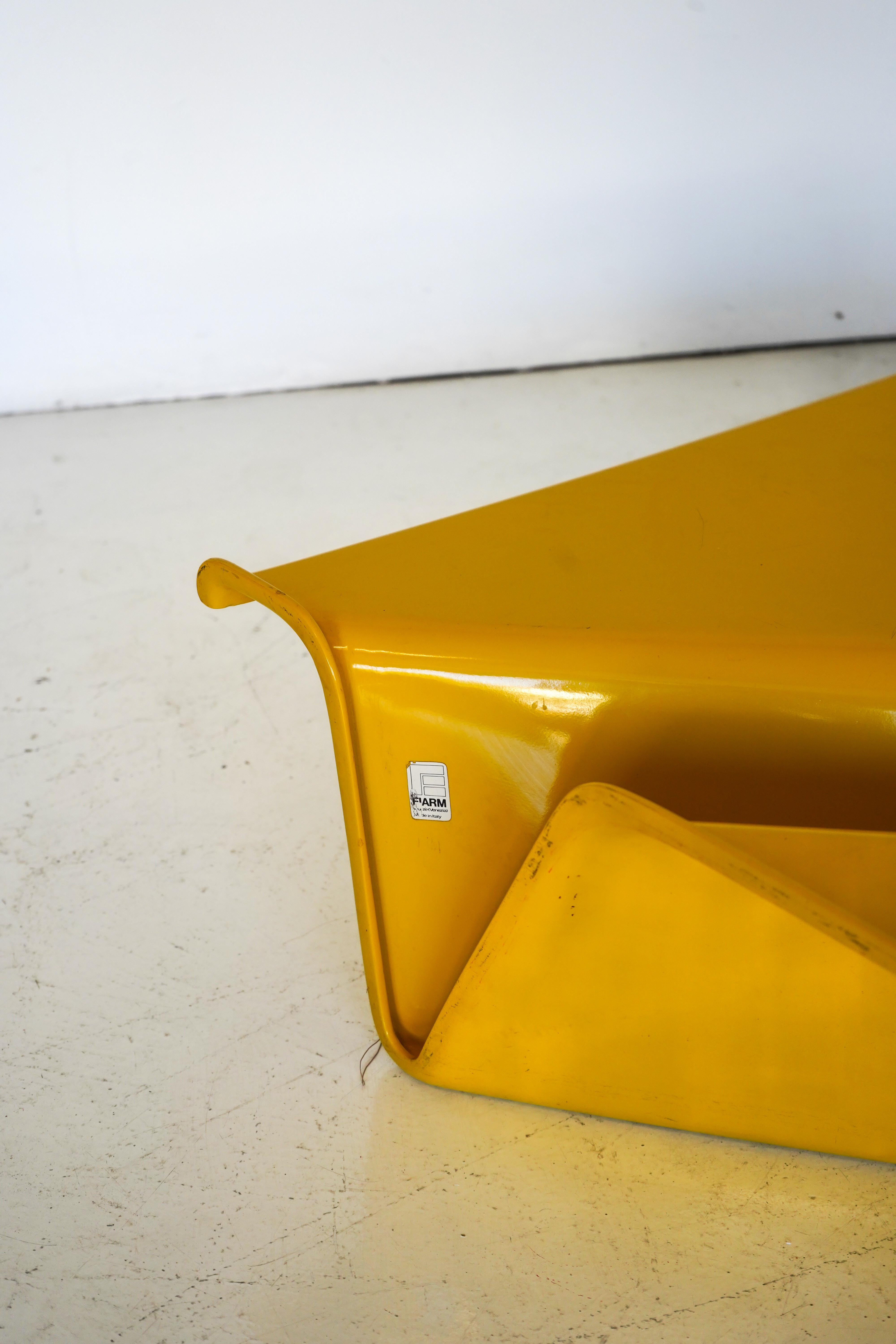Seltener Kappa Couchtisch aus dem Weltraumzeitalter. Geschwungene, geschmeidige Kurven, die an einen italienischen Sportwagen erinnern, in einem leuchtenden und fröhlichen Gelb aus Fiberglas. Ablagen für Bücher und Zeitschriften werten das Design