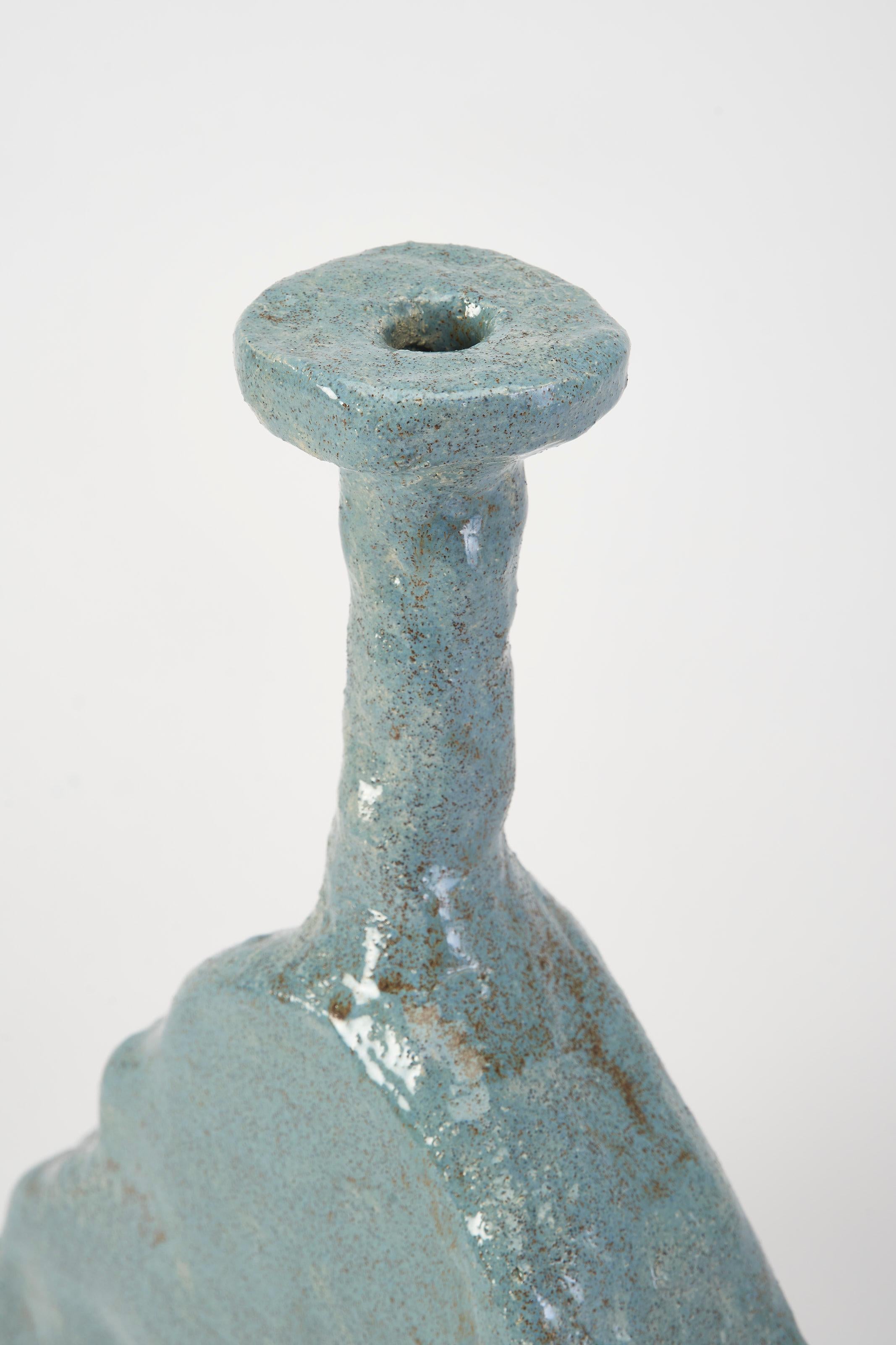 Postmoderno Vaso grande in ceramica blu muto di Willem Van Hooff, dalla forma unica e organica. in vendita