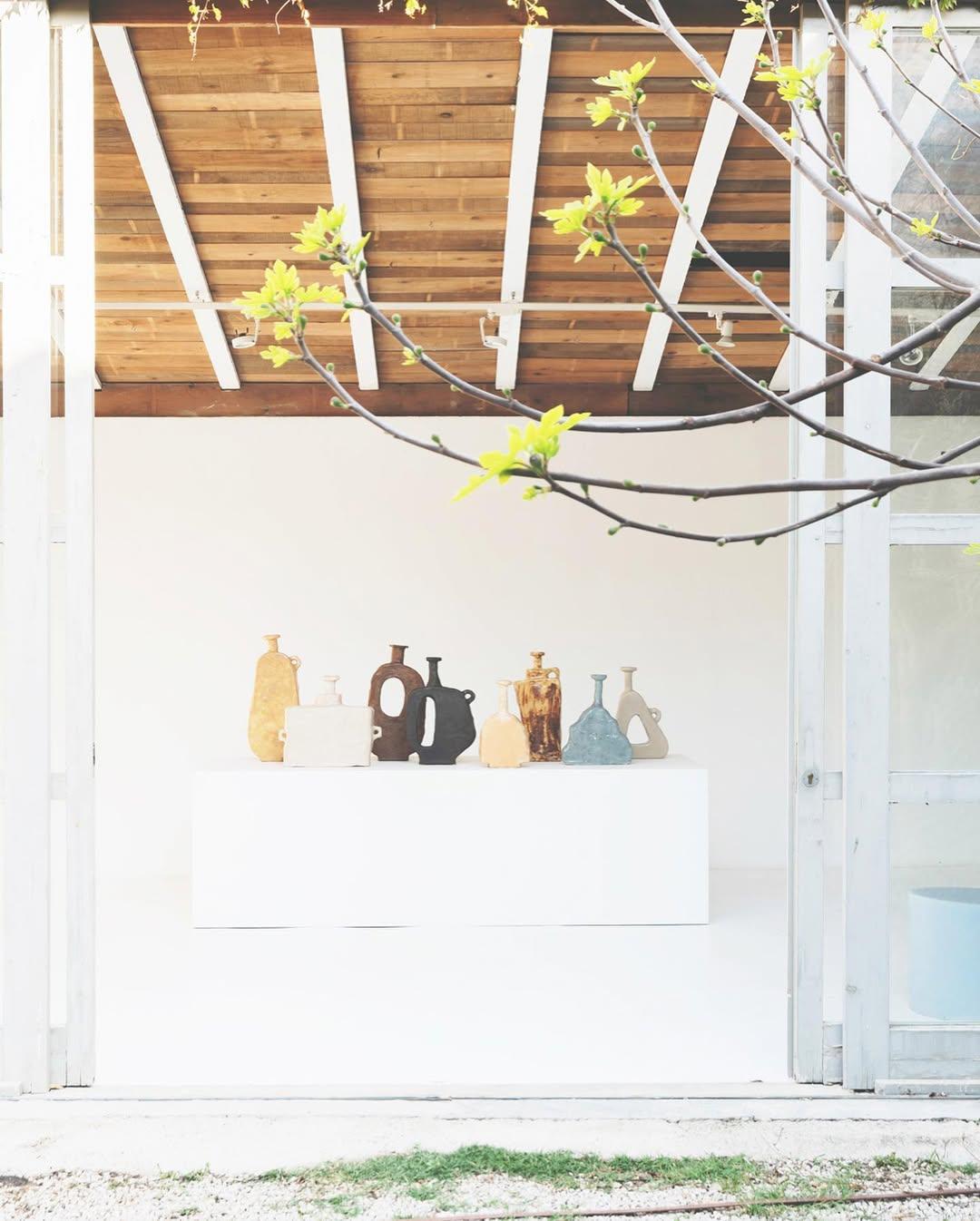 Smaltato Vaso grande in ceramica blu muto di Willem Van Hooff, dalla forma unica e organica. in vendita