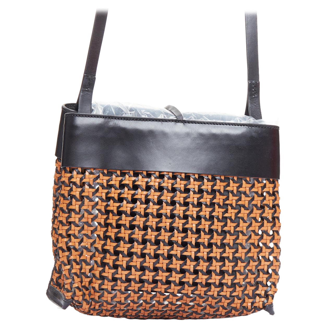 KARA braune Tasche aus gewebtem Leder mit schwarzem Besatz zum Umbinden im Angebot