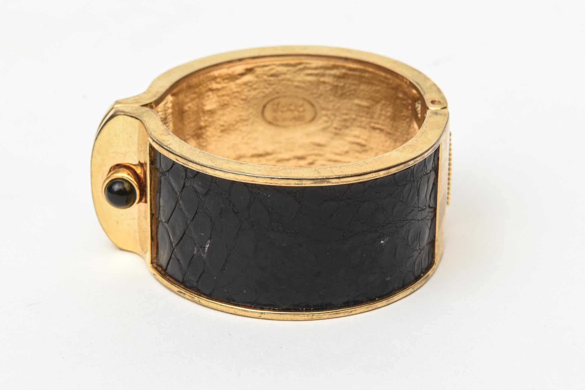 Bracelet manchette à charnière en cuir estampé et plaqué or Kara Ross Bon état - En vente à North Miami, FL