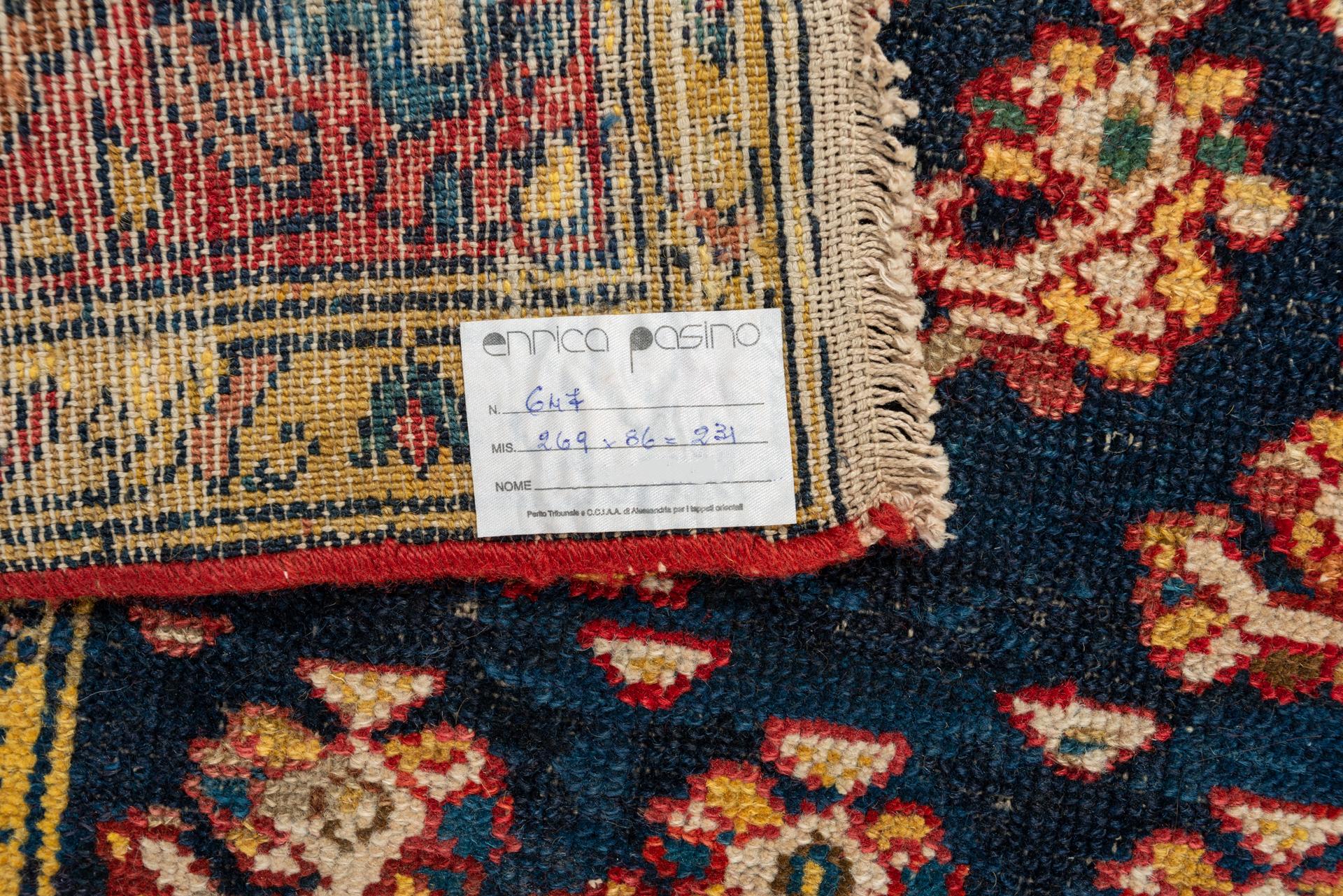 nr. 647 -  Quel élégant chemin de table ! Son rare fond bleu est recouvert de motifs 