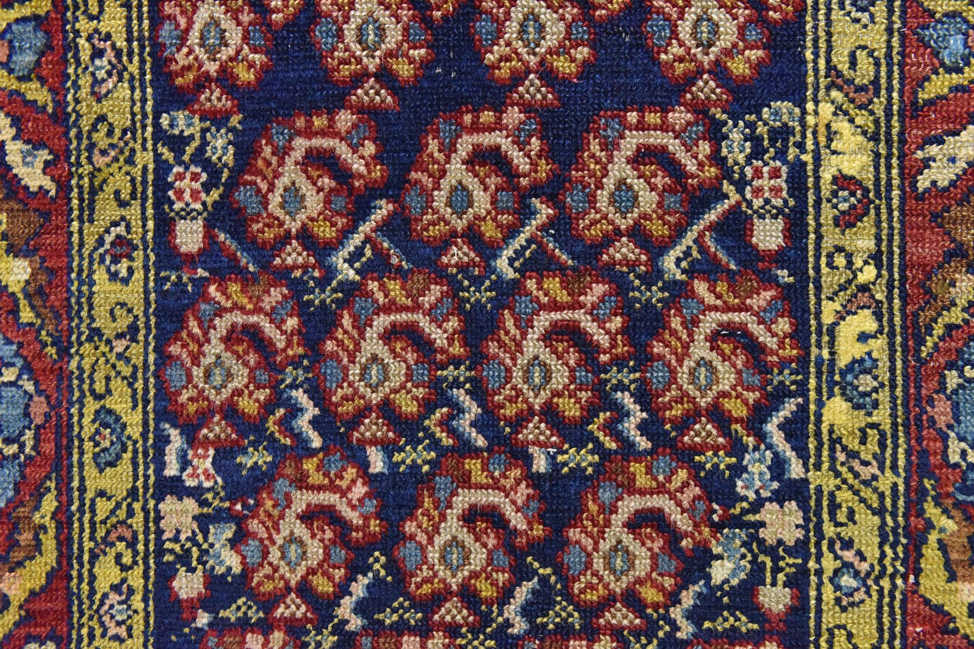 Tapis de course daté Karabagh avec design Paisley Excellent état - En vente à Alessandria, Piemonte
