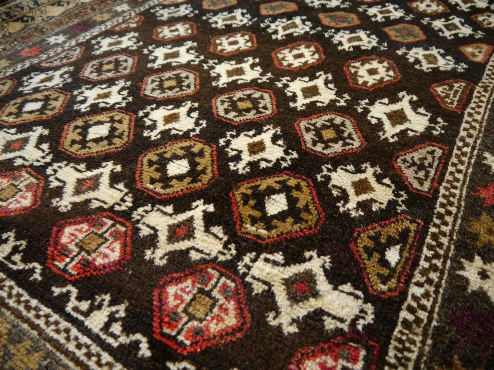 Karabagh Rug Hand Knotted in Azerbeijan, Midcentury For Sale 4
