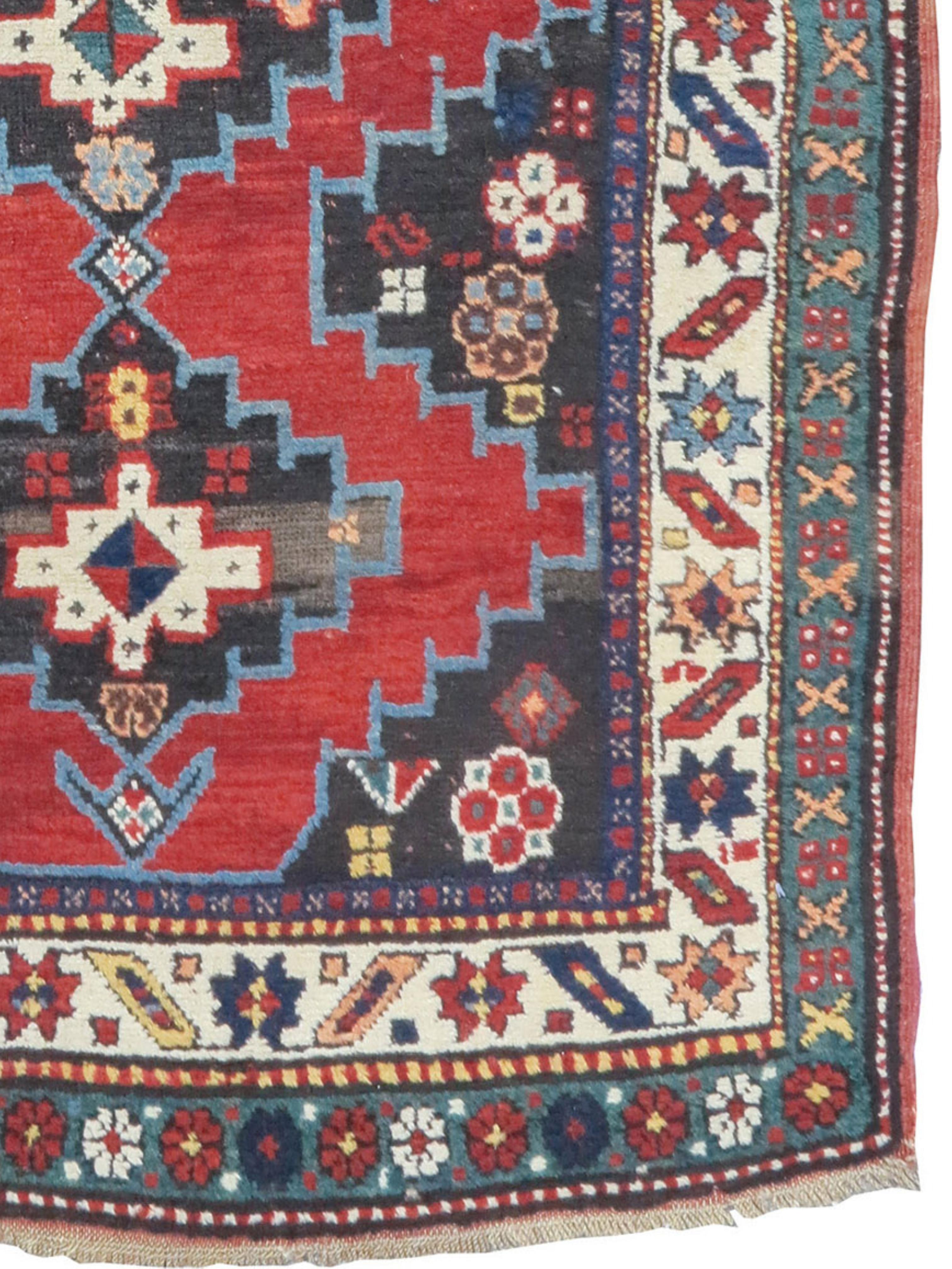 Karabagh-Teppich, spätes 19. Jahrhundert

Originale Enden und Webkanten. Bereich der erneuten Knüpfung im Feld.

Zusätzliche Informationen:
Abmessungen: 3'4