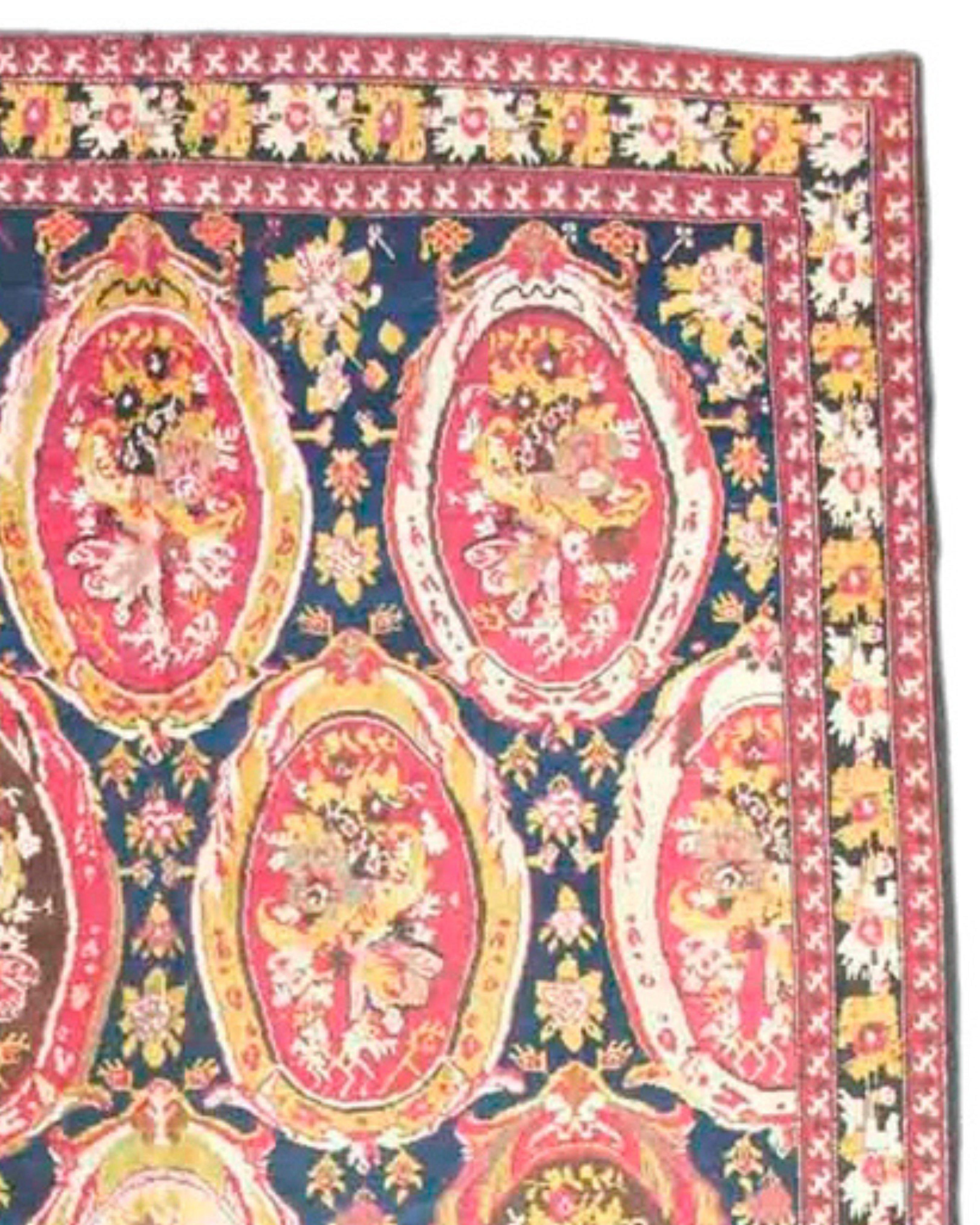 Antiker langer kaukasischer Karabagh-Teppich, Ende 19.

Dieser lange, übergroße Karabagh-Teppich zeigt die Faszination des Nahen Ostens für französisches Design im späten 19. Jahrhundert. Hier hat eine kaukasische Weberin ein sich wiederholendes
