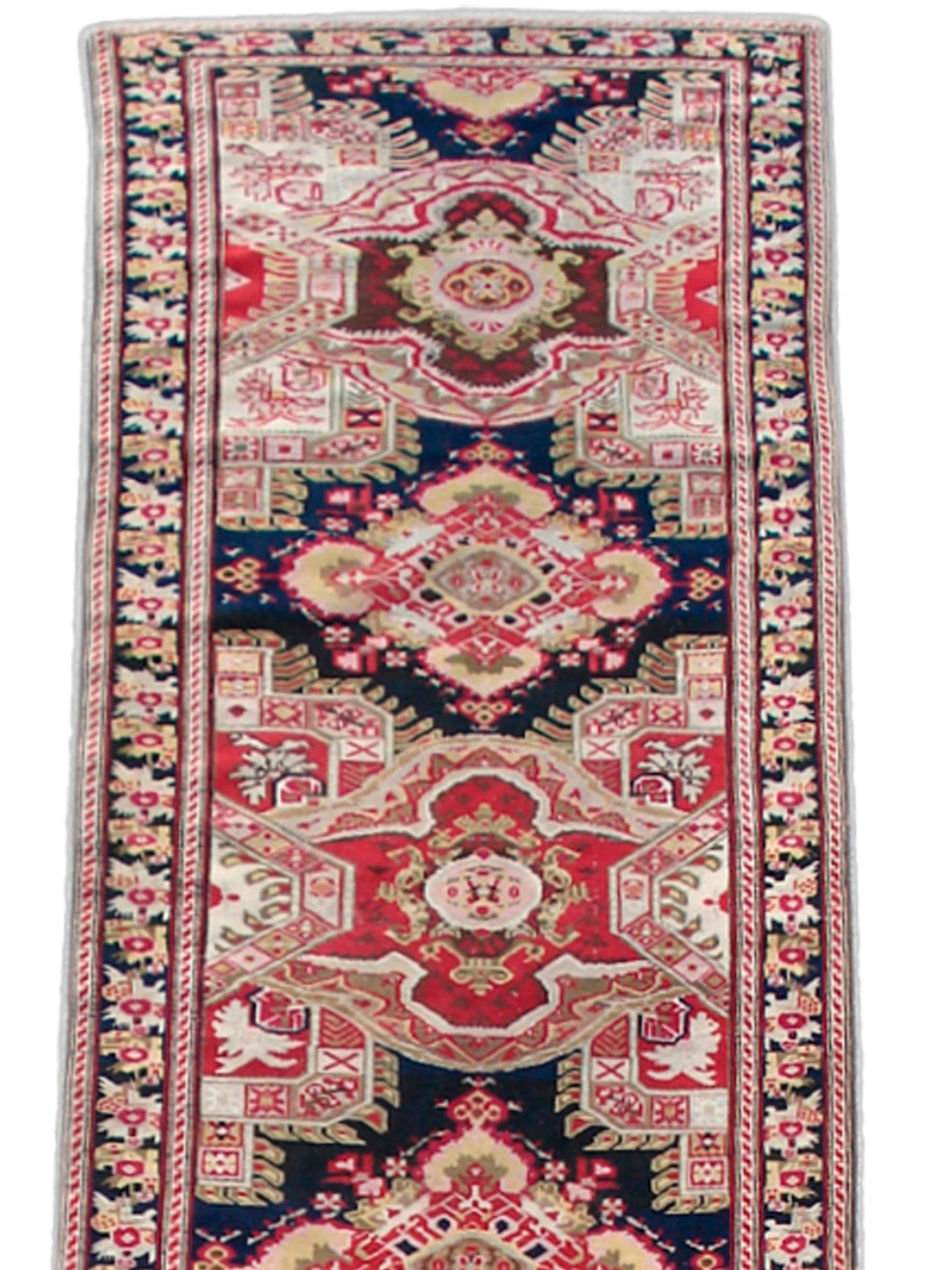 Tappeto Runner Karabagh, XIX secolo

Un tappeto di grande stile proveniente da un laboratorio del Caucaso, tessuto nell'epoca della 