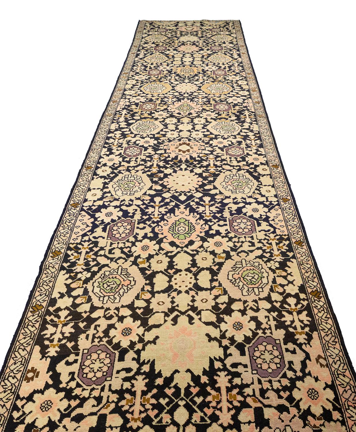 Cet ancien tapis Karabakh Runner de taille Corridor tissé vers 1900 est un must pour ceux qui apprécient la beauté et l'histoire des tapis. Les motifs complexes et les couleurs sont étonnants, et la qualité du tissage est excellente. Cette pièce
