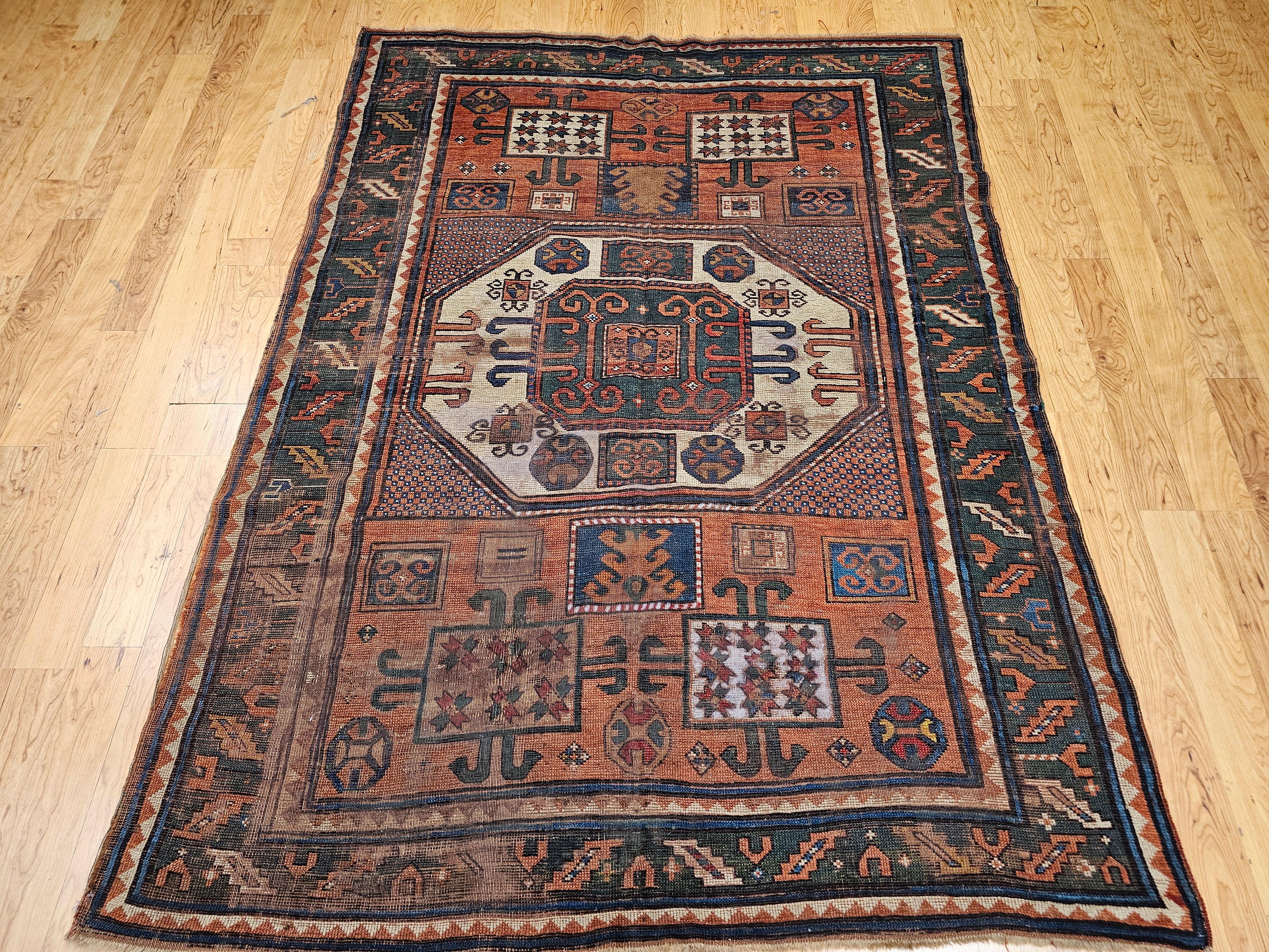 Tapis caucasien vintage de Karachov datant du 3ème quart des années 1800.  Les tapis du village caucasien de Karachov Kazak comptent parmi les tapis caucasiens les plus beaux et les plus recherchés au monde. Les connaisseurs de tapis faits main