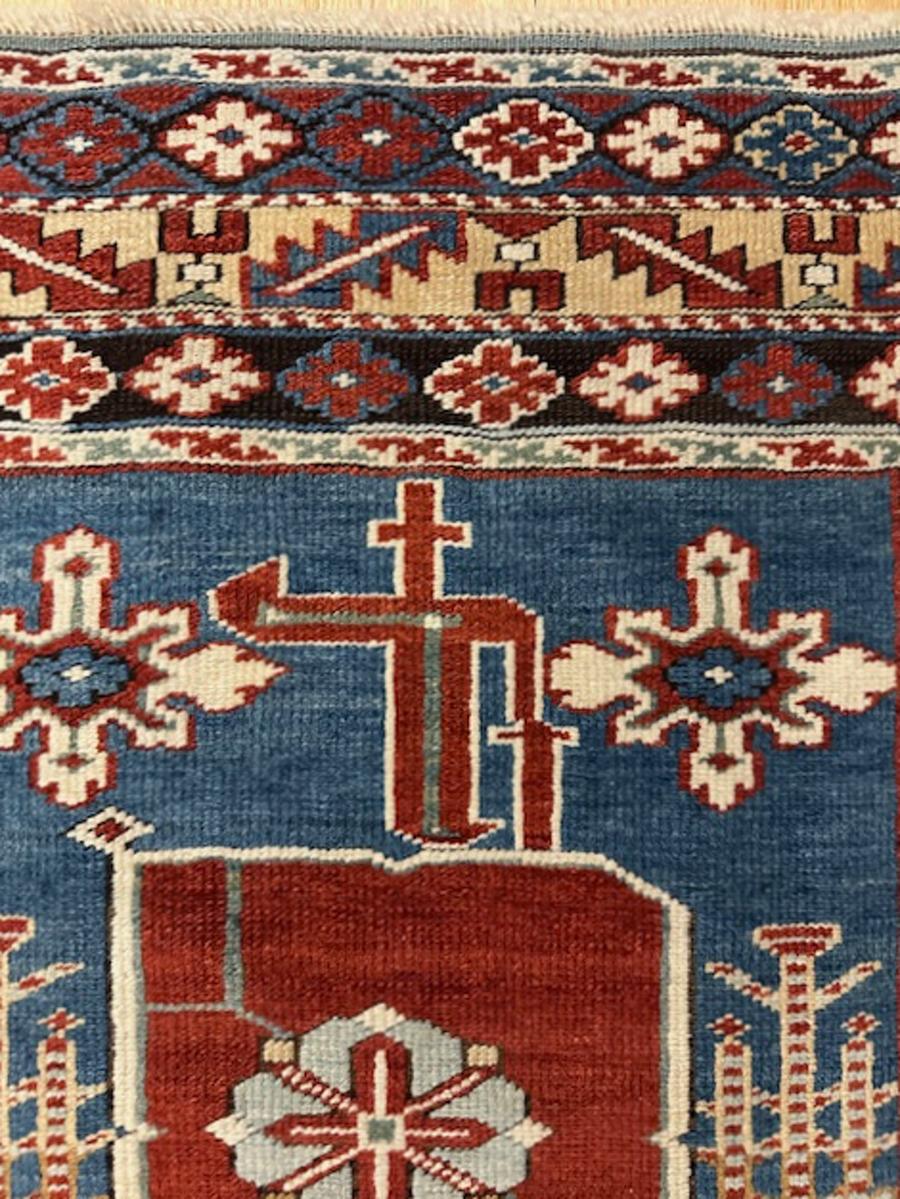 Tapis karagashli du district de Kouba, Caucase oriental, côte ouest de la mer Caspienne

Age : vers 1870

Taille : 4′.10″x3′.3″ (147×99 cm)

Le champ bleu moyen abrasé présente le motif caractéristique de Karagashli de trois médaillons obliques de