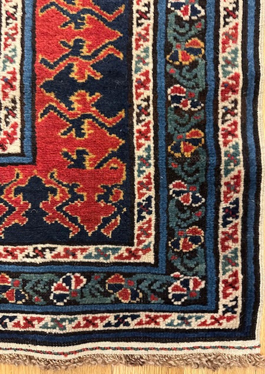 Tappeto lungo Karagashli del Caucaso orientale, costa occidentale del Mar Caspio

Età: circa 1880

Dimensioni: 9′.5″x3′.6″ (287×107 cm)

Il campo blu presenta sette palmette sfrangiate in rosso, giallo, avorio e verde. Elementi a uncino separano le