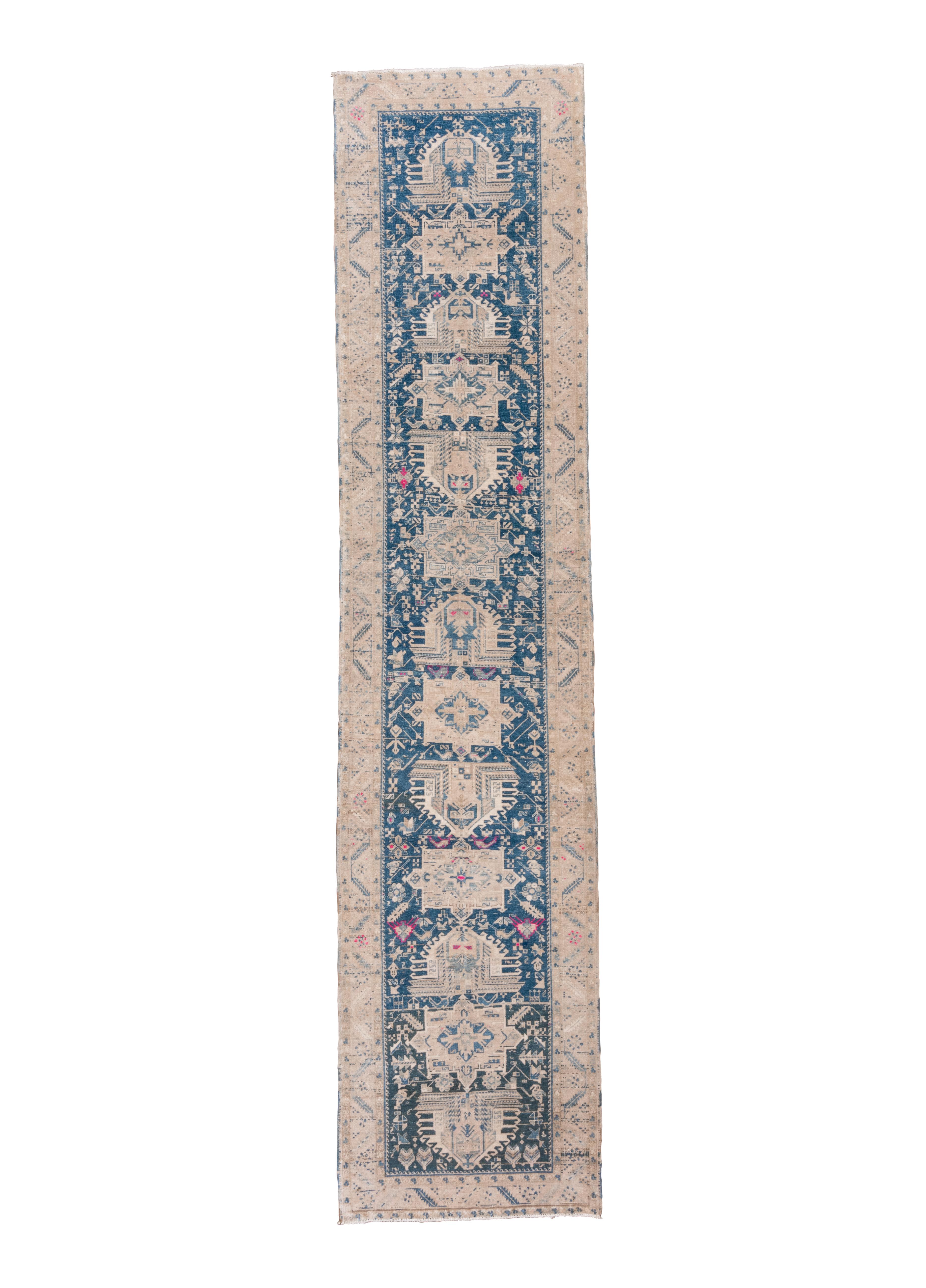 Dieses Kenare im Karaja-Stil zeigt einen tiefen indigoblauen Grund mit einem Stabmedaillon aus 13 Elementen, entweder Oktofolien oder elfenbeinumrandete stilisierte Palmetten/Fünfecke, die nach oben oder unten zeigen. Kleine Blumen, Quincunxe und 