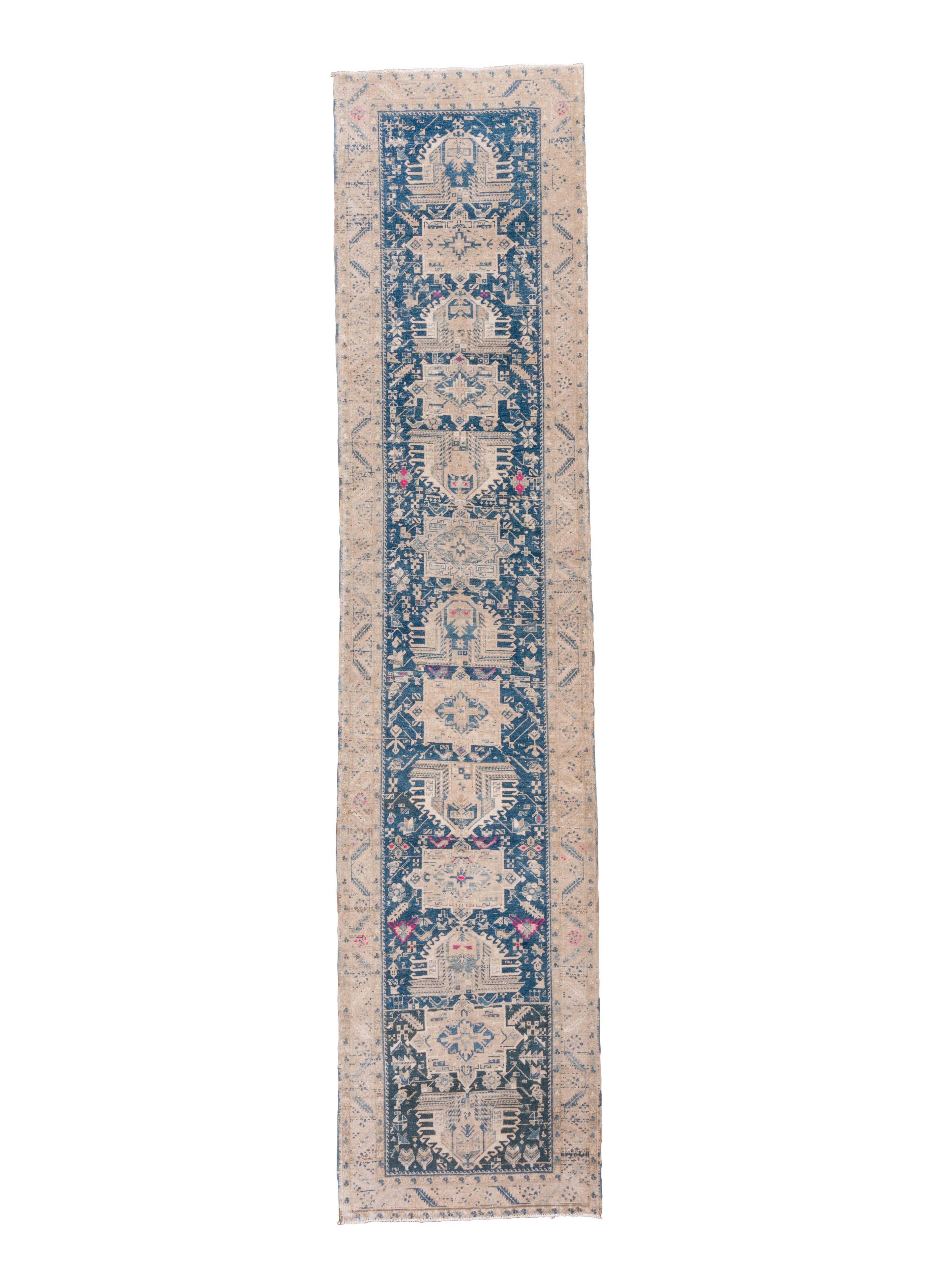 Questo kenare in stile Karaja presenta un fondo di colore indaco intenso con un medaglione a palo di 13 elementi, a forma di polipo o di palmetta/pentagoni stilizzati e bordati d'avorio rivolti verso l'alto o verso il basso. Fiori piccoli, quinconce