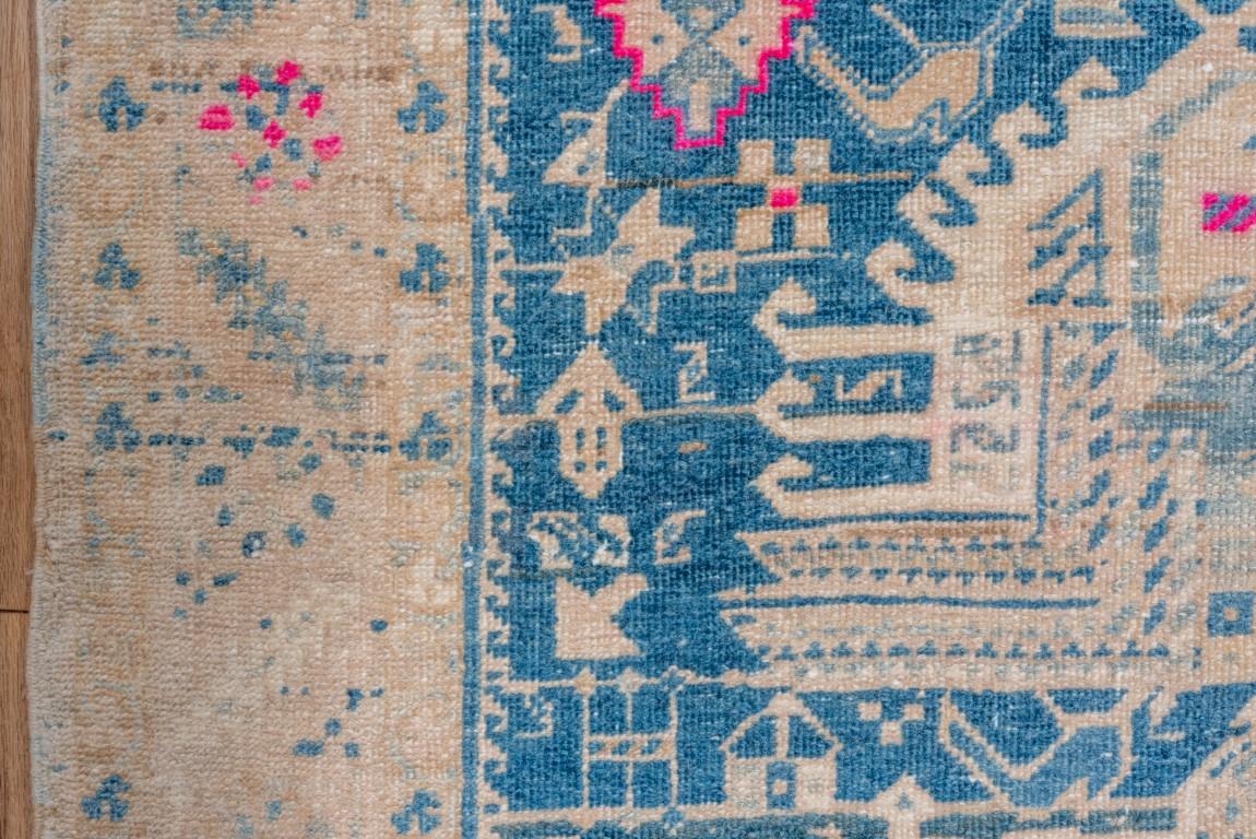 XX secolo Runner lungo Heriz in stile Karaja, indaco e avorio in vendita