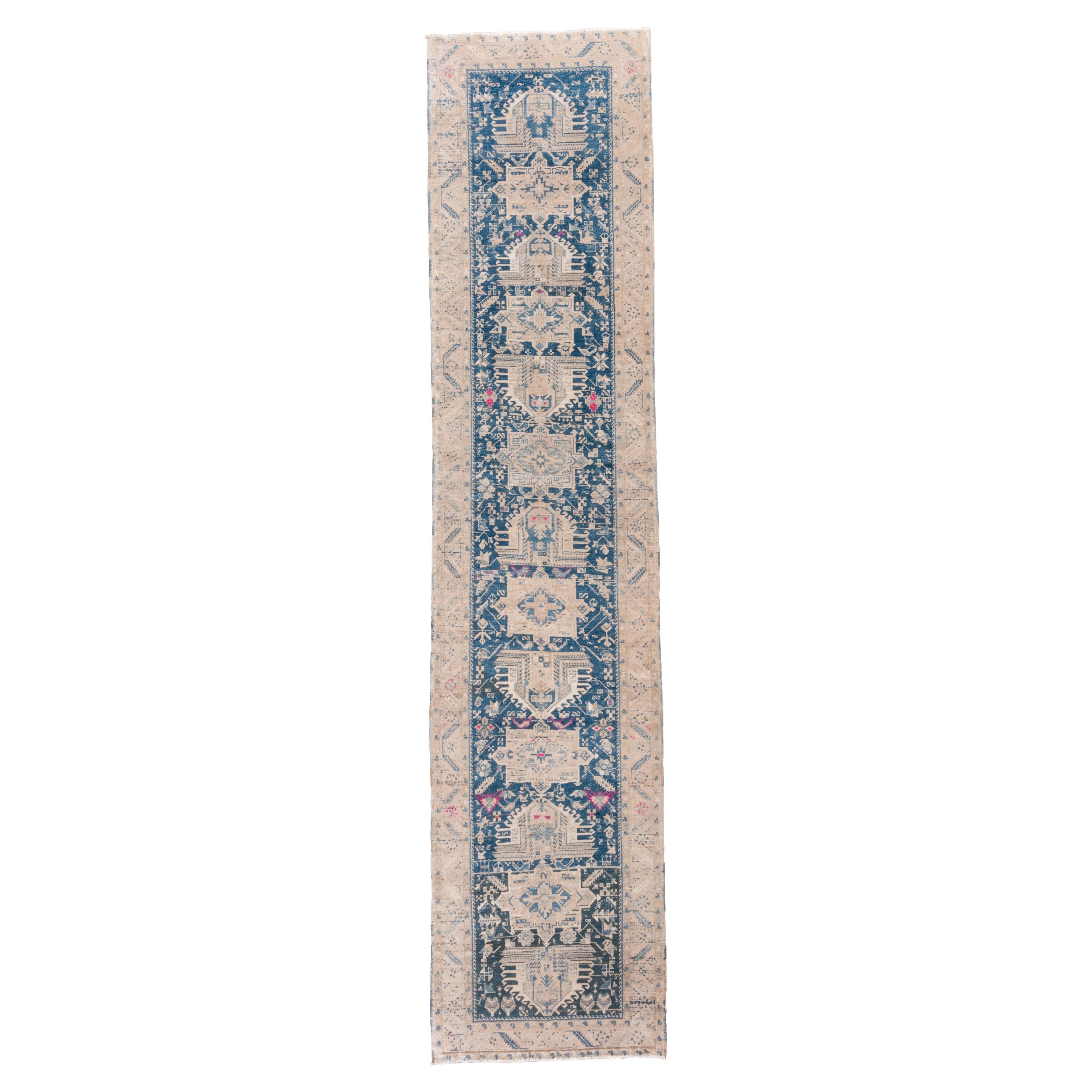 Long tapis de couloir Heriz de style Karaja indigo et ivoire