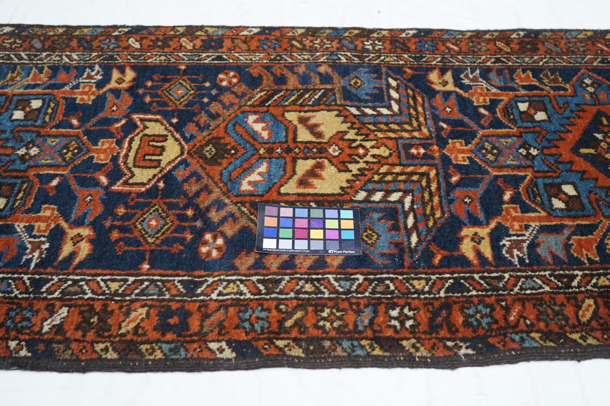 Antiker Karajeh-Teppich 2'10'' x 14'1'' im Angebot 1
