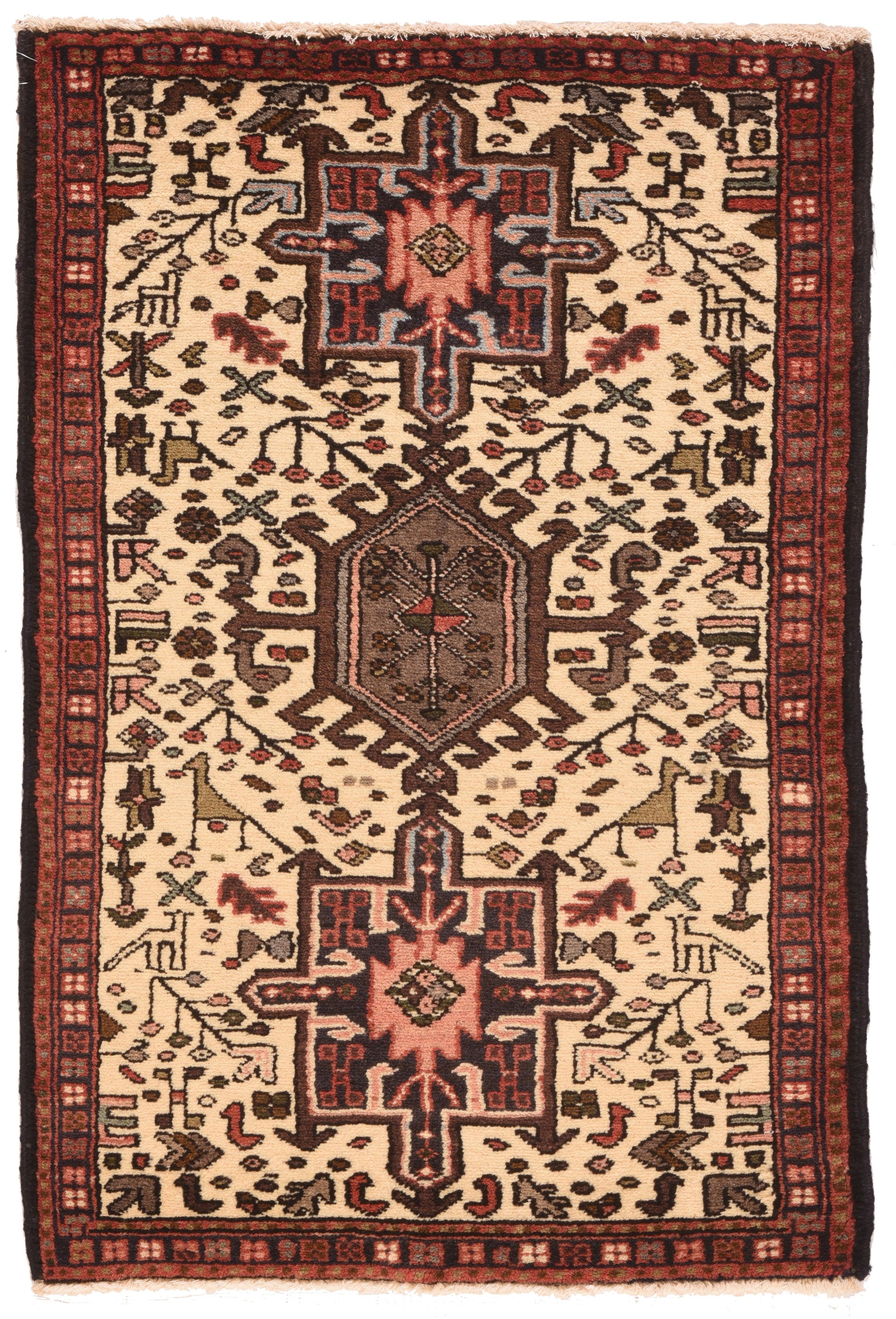 Tappeto Karajeh 2'2'' x 3'7''. Questo iconico spargimento persiano NW presenta i caratteristici ottagrammi Karaja e medaglioni esagonali uncinati in nero, verde chiaro, verde foresta e rosso, su un campo avorio sabbioso disseminato di uccelli,