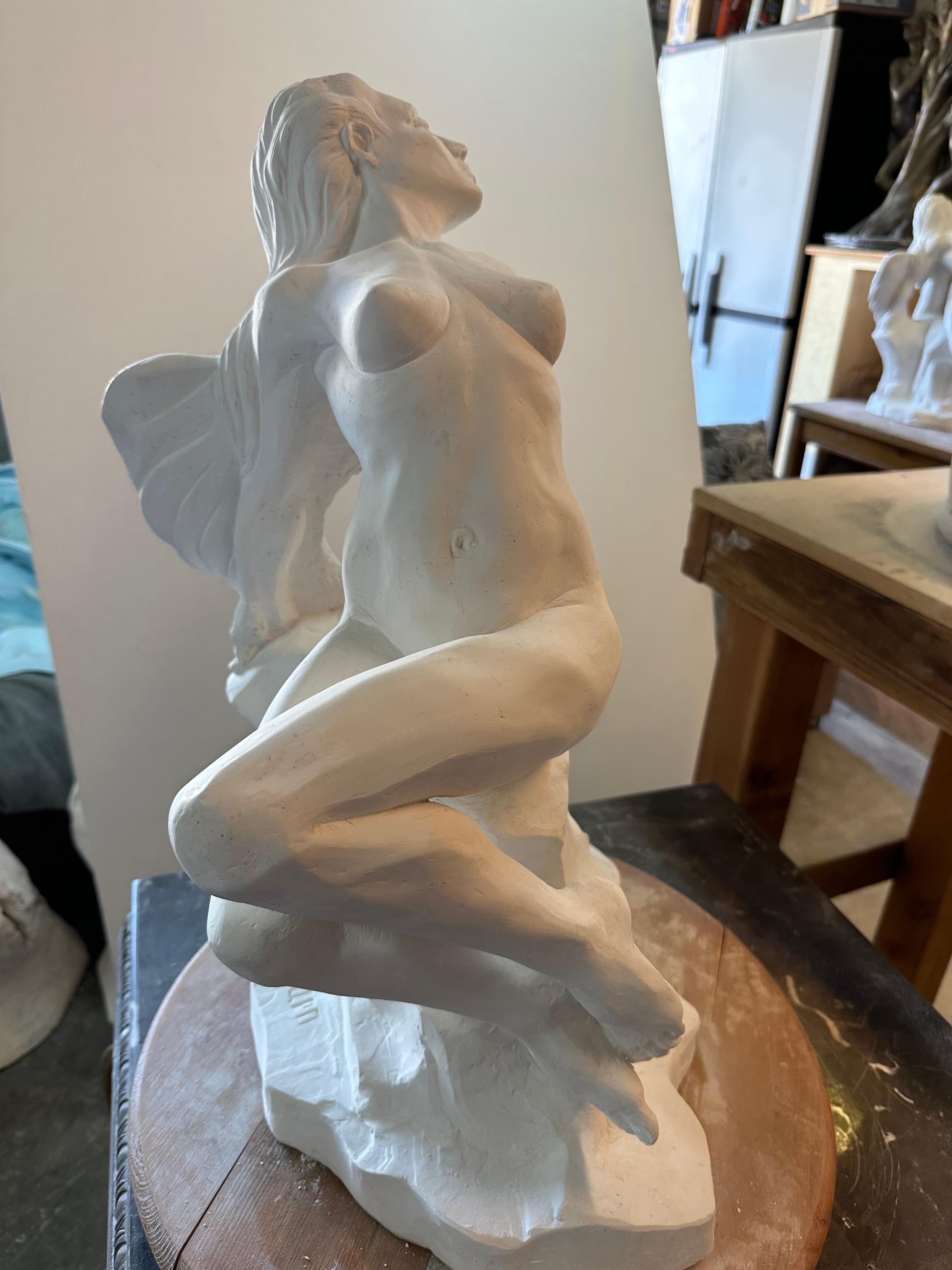 Fallen Angel, Skulptur, Hydro-Stein, handgefertigt von Garo, Unikat, Skulptur im Angebot 8