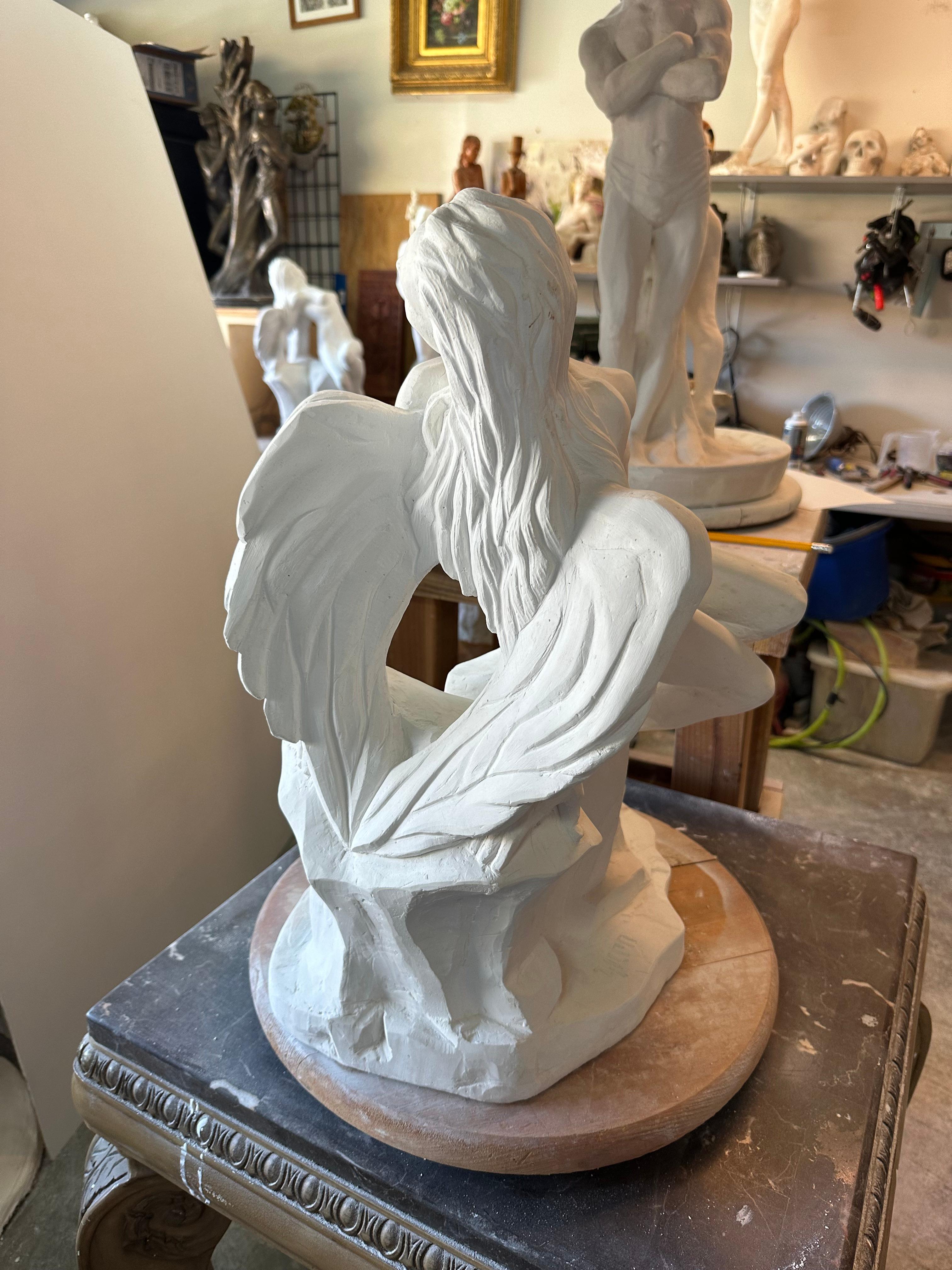 Fallen Angel, Skulptur, Hydro-Stein, handgefertigt von Garo, Unikat, Skulptur im Angebot 1