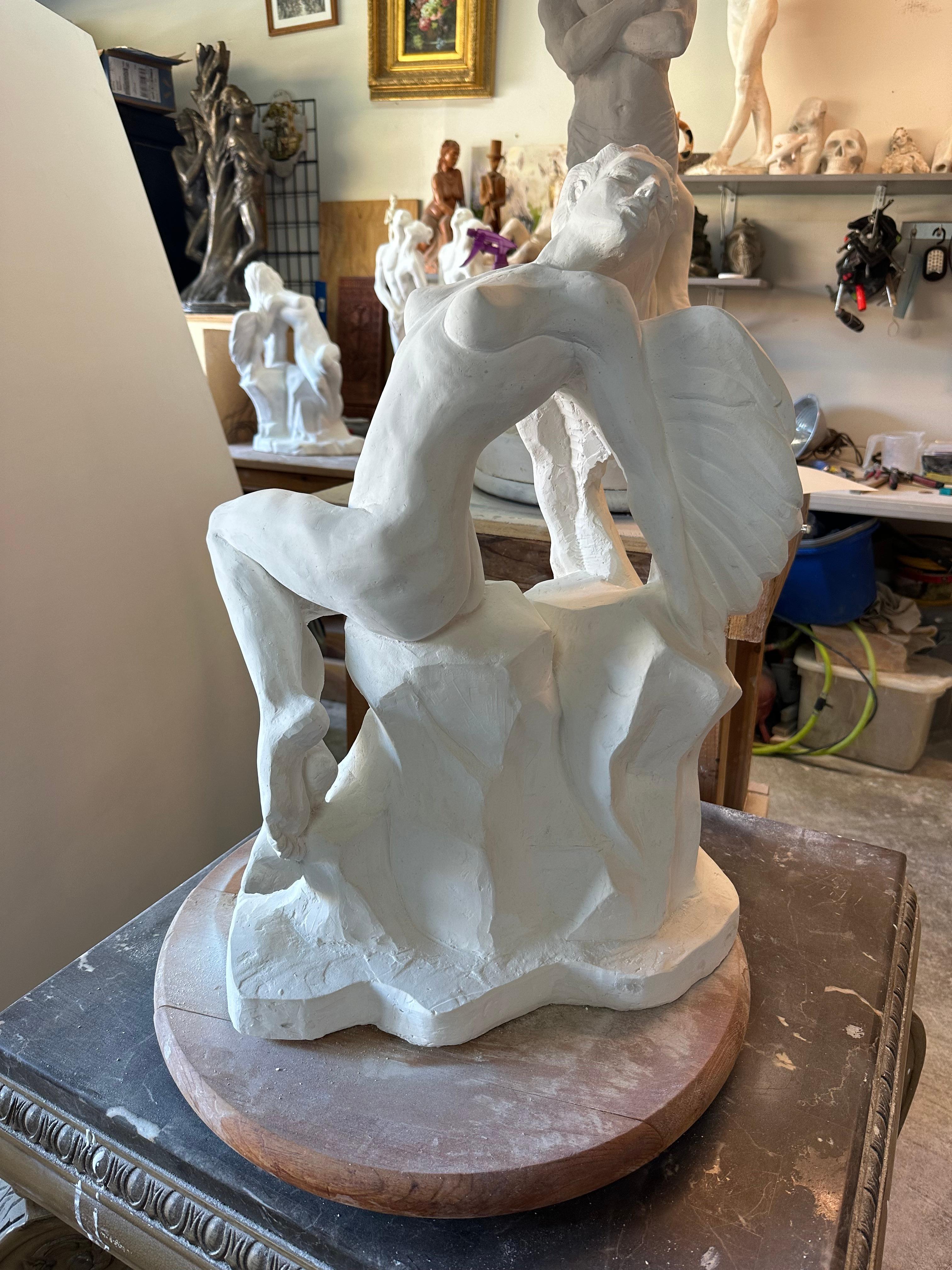 Fallen Angel, Skulptur, Hydro-Stein, handgefertigt von Garo, Unikat, Skulptur im Angebot 3