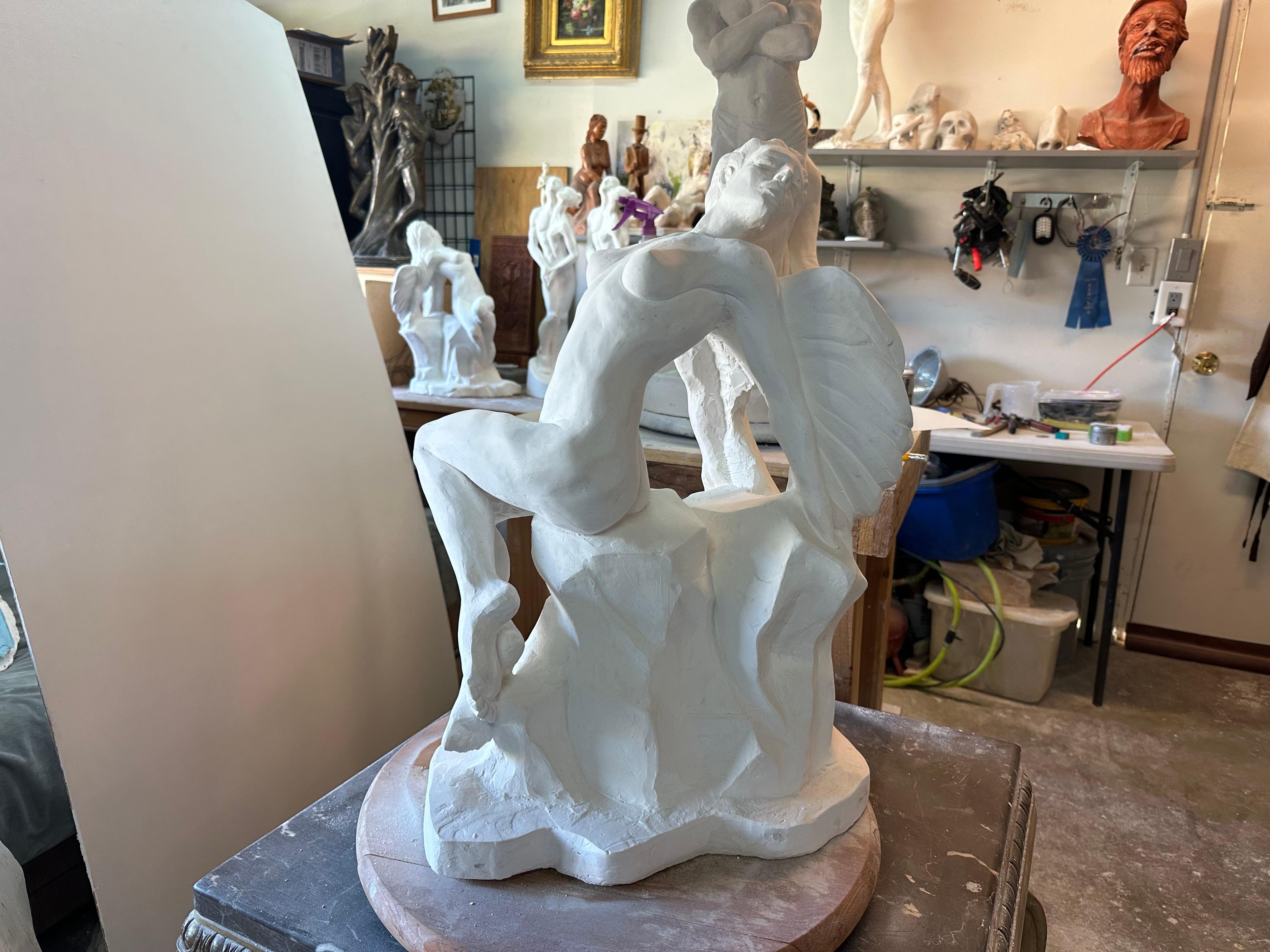 Fallen Angel, Skulptur, Hydro-Stein, handgefertigt von Garo, Unikat, Skulptur im Angebot 4