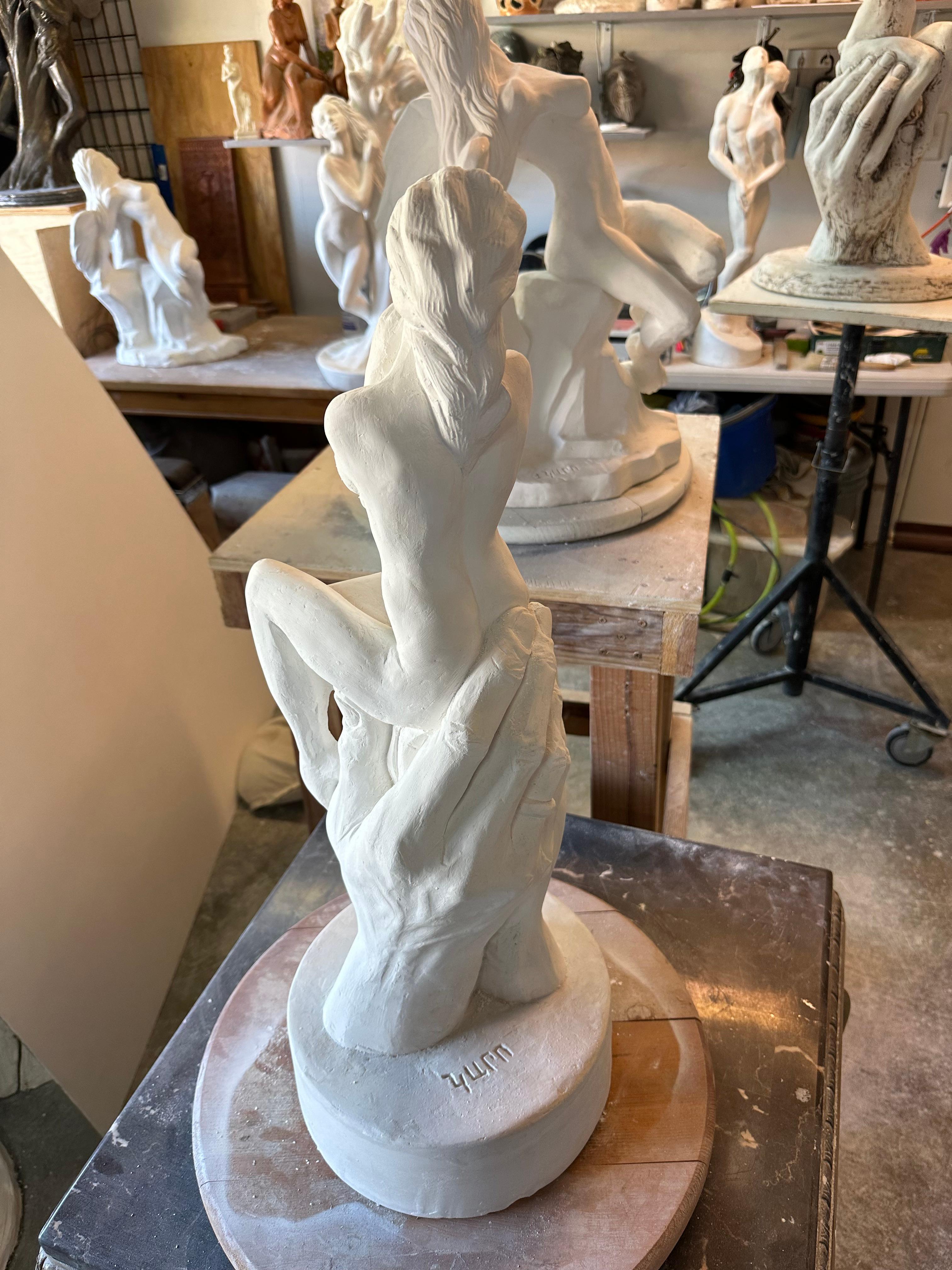 Hope, sculpture, pierre hydro, marbre poussière faite à la main par Garo, unique en son genre en vente 5