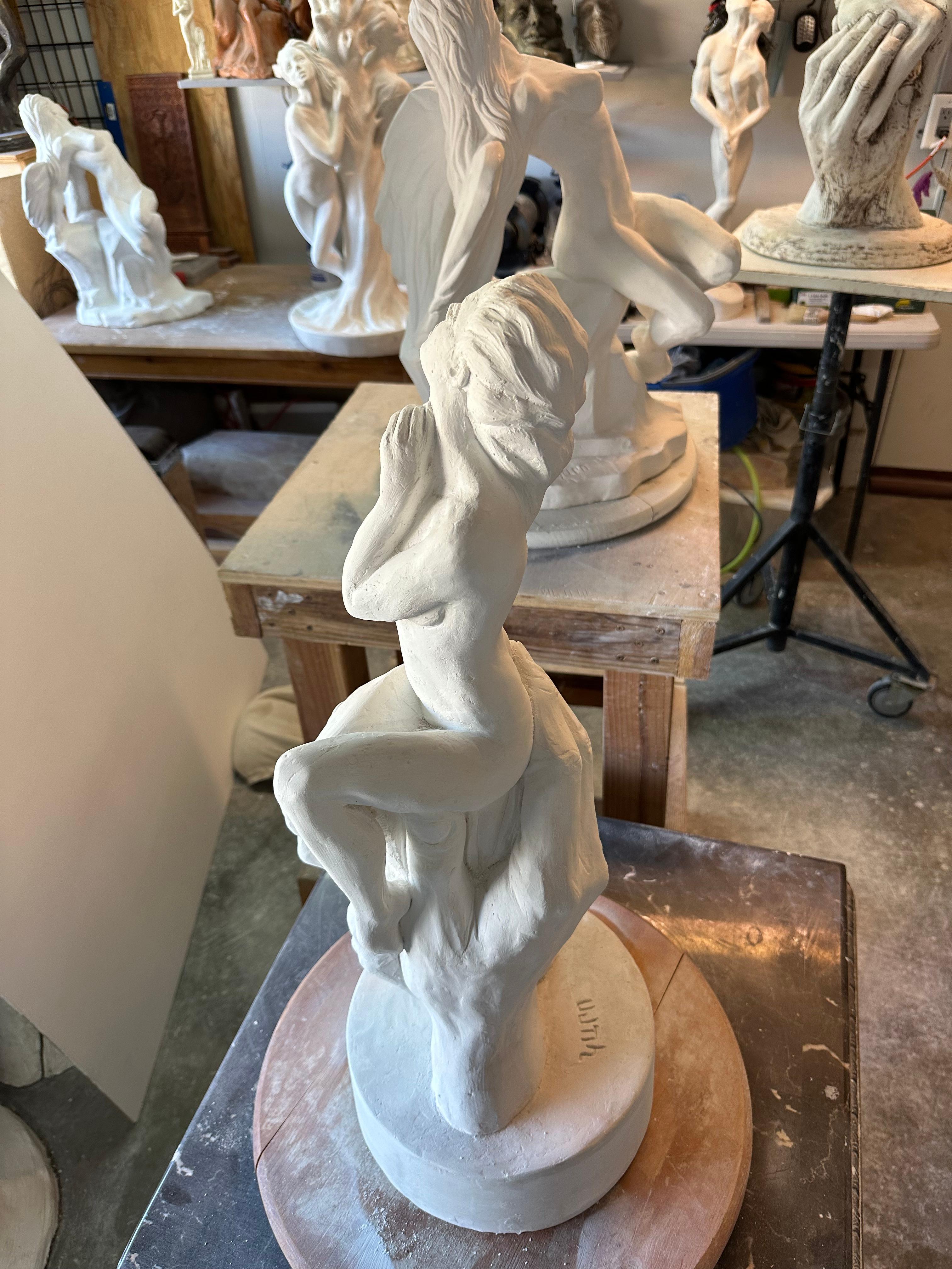 Hope, sculpture, pierre hydro, marbre poussière faite à la main par Garo, unique en son genre en vente 6
