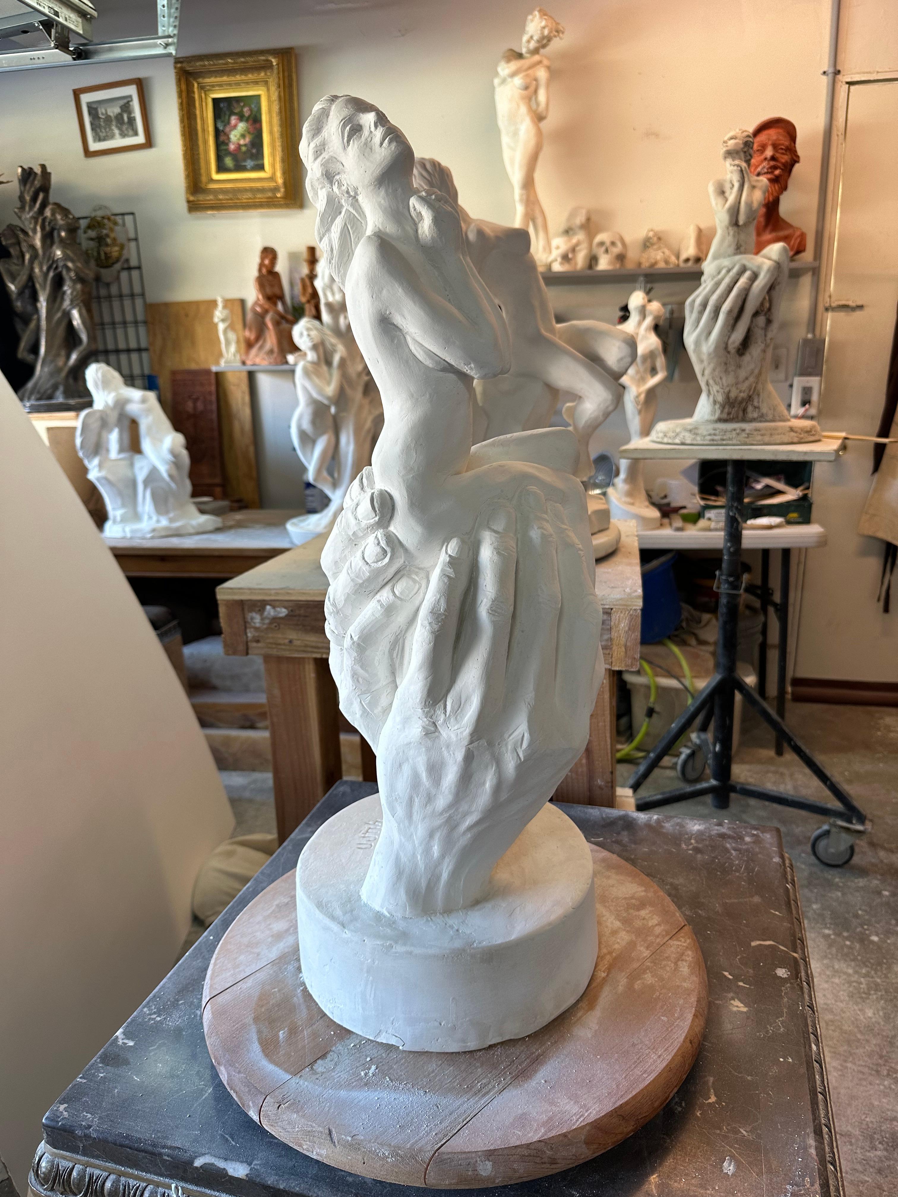 Hope, sculpture, pierre hydro, marbre poussière faite à la main par Garo, unique en son genre en vente 2