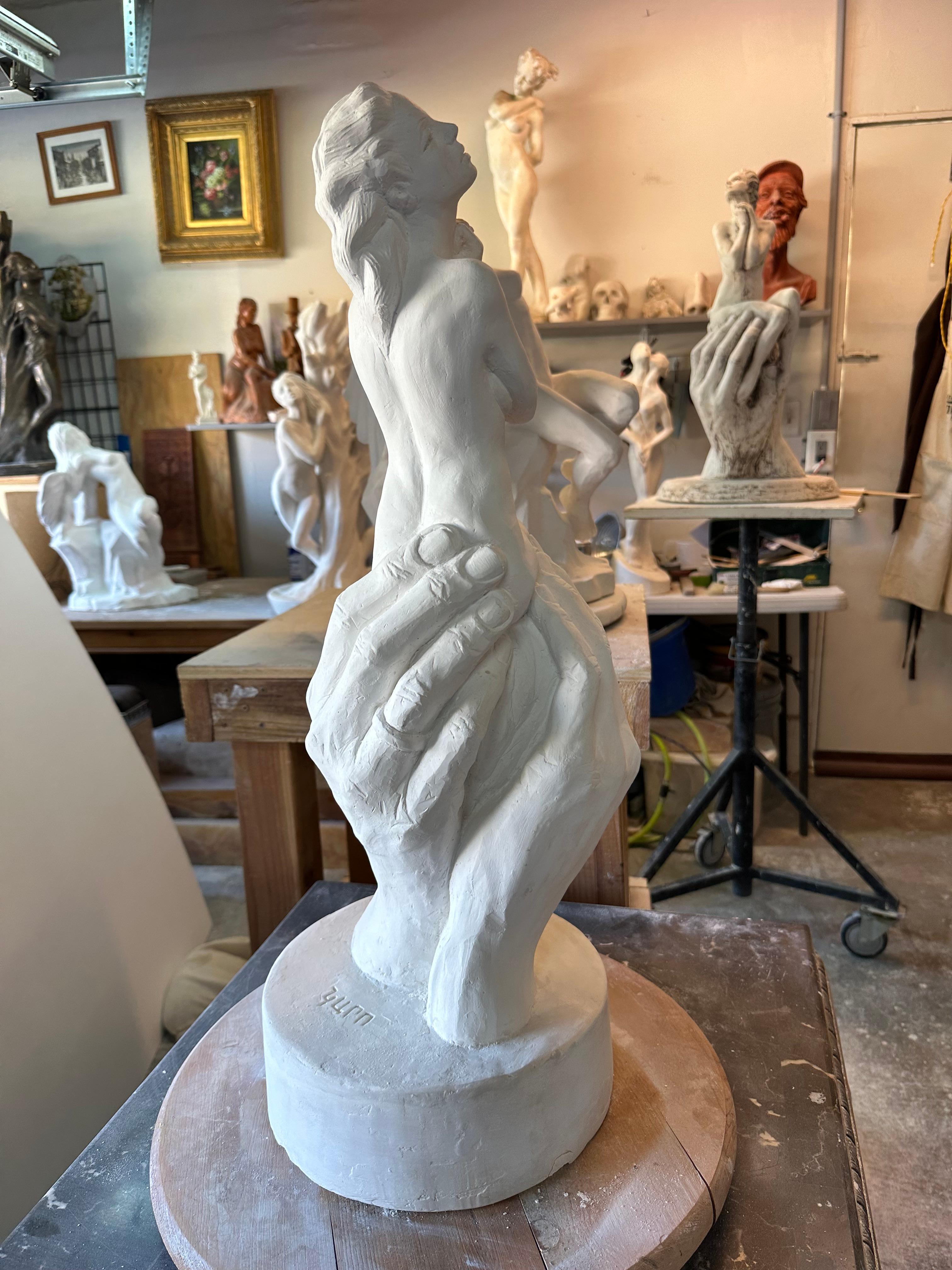 Hope, sculpture, pierre hydro, marbre poussière faite à la main par Garo, unique en son genre en vente 3