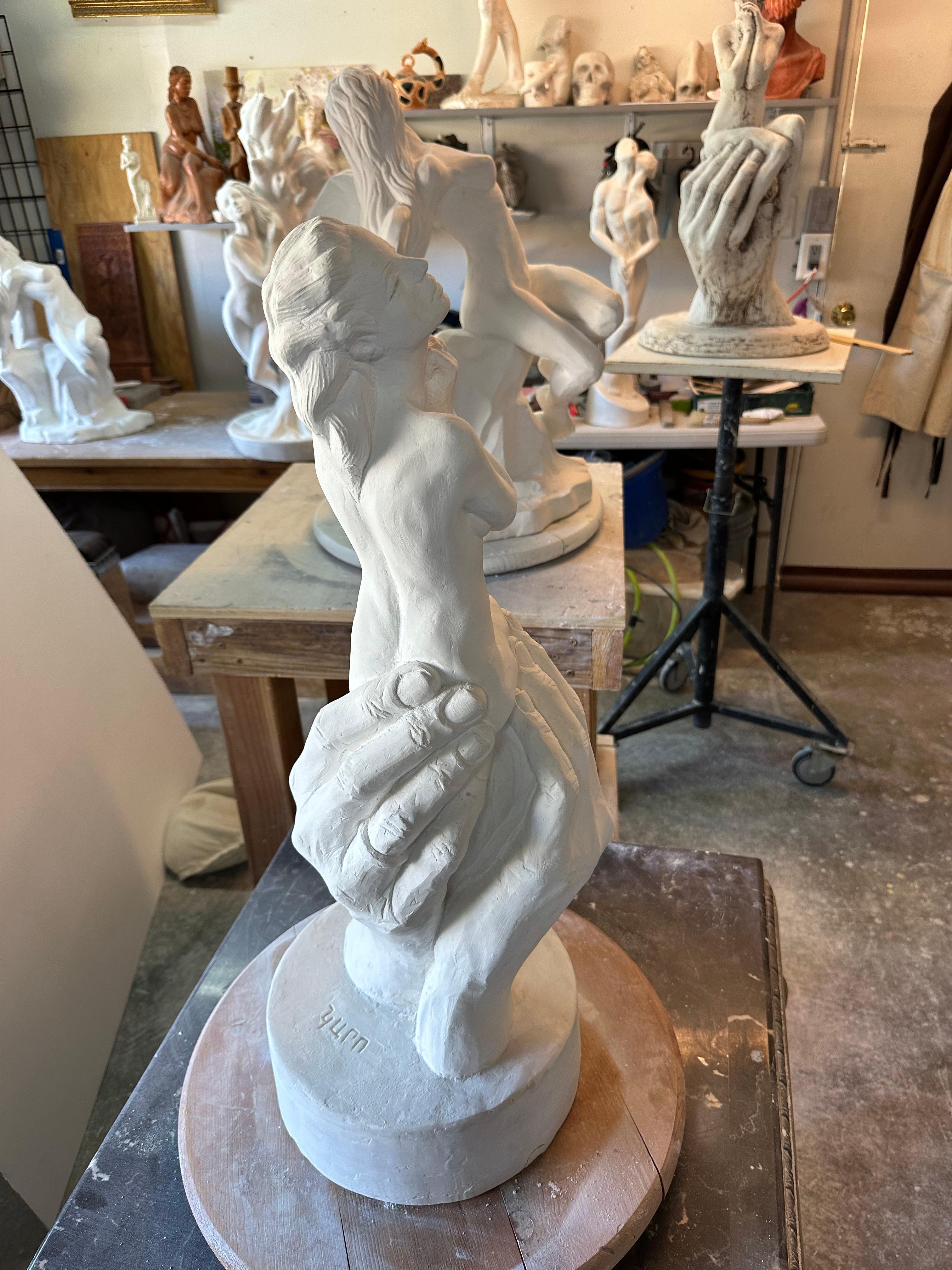 Hope, sculpture, pierre hydro, marbre poussière faite à la main par Garo, unique en son genre en vente 4