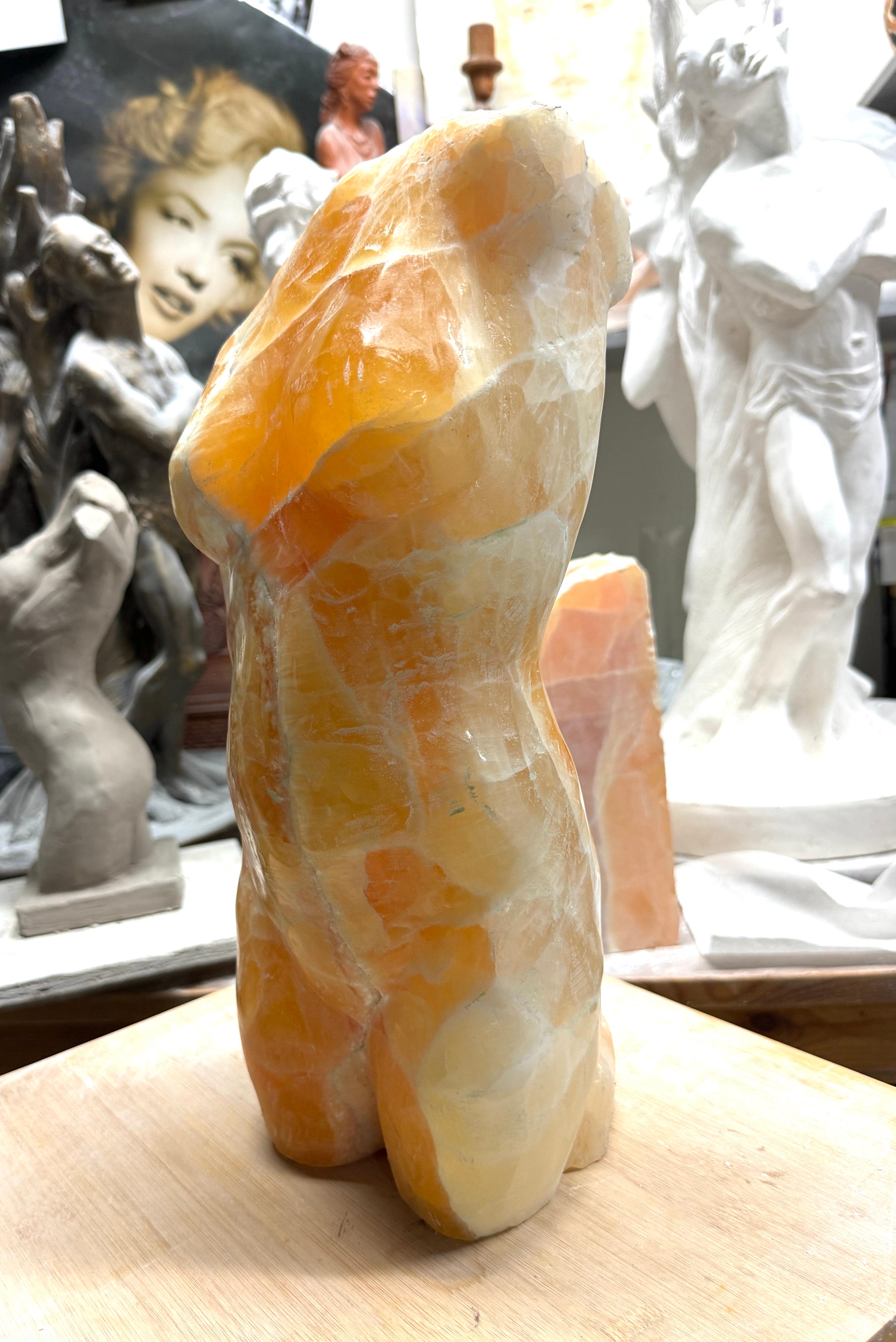 Akt, Skulptur, natürlicher Haney-Onyxstein, handgefertigt von Garo im Angebot 10