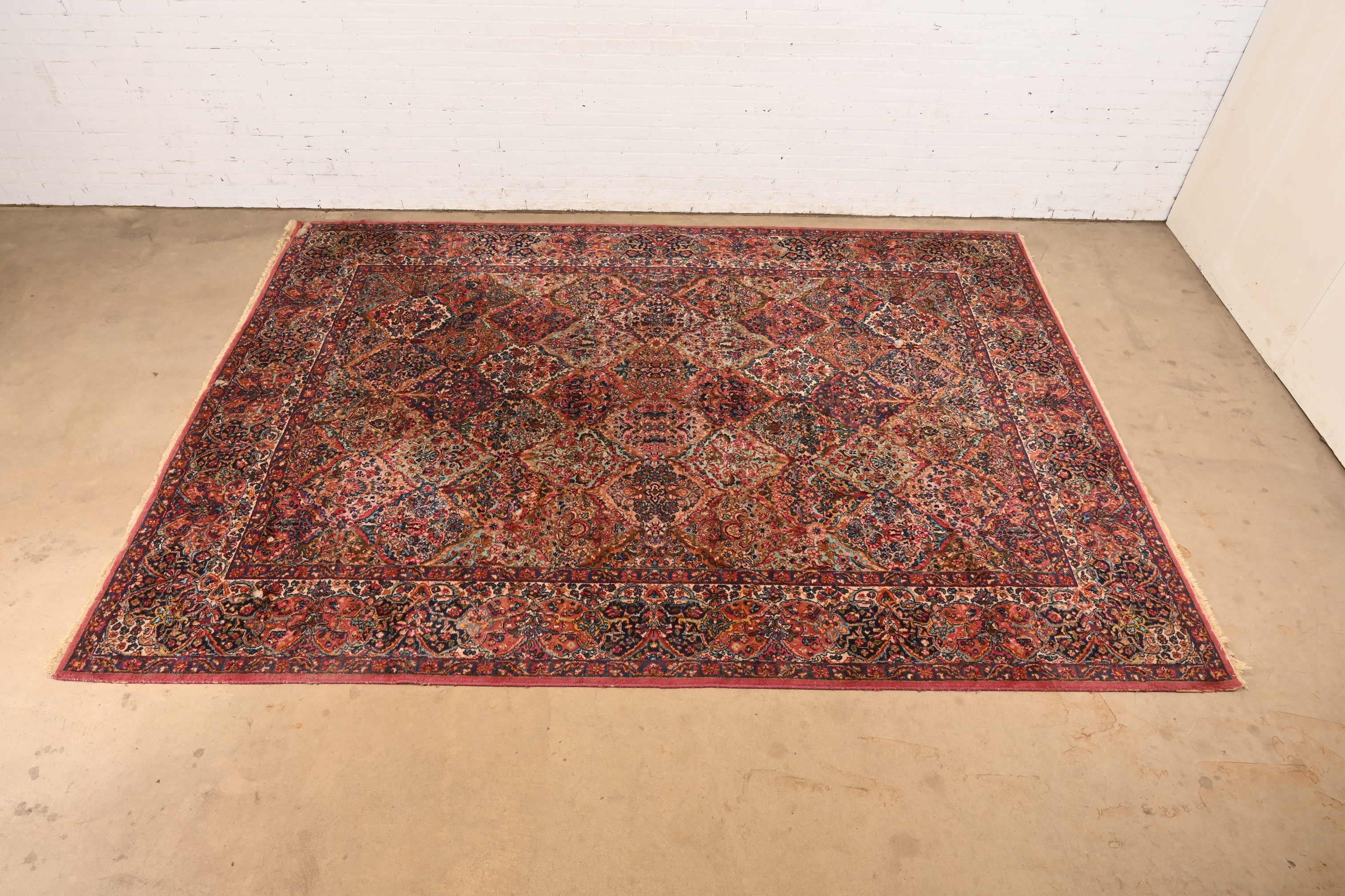 Un bellissimo tappeto persiano in stile Sarouk per la stanza

Da Karastan

USA, circa anni '40

Presenta bellissimi bouquet e mazzi di fiori tradizionali, con colori predominanti in rosso, blu e avorio.

Misure: 104